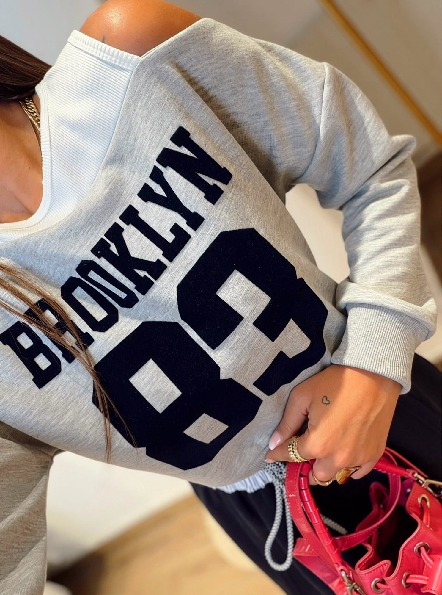 Brooklyn Baskı Omuz Detay Crop Sweat
