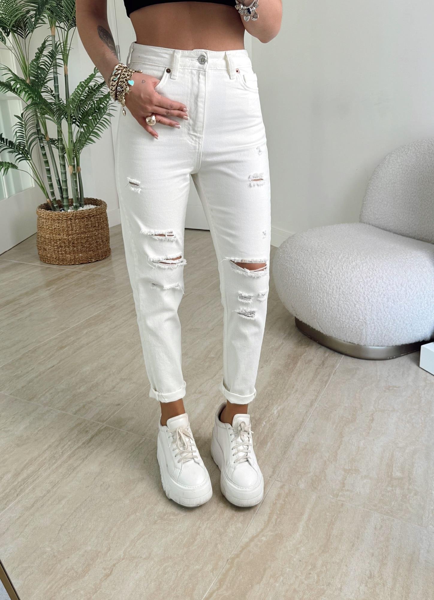 Çok Yırtıklı Beyaz Mom Jean