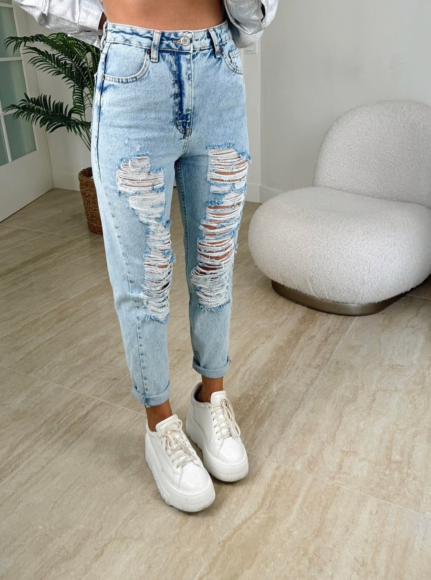 Çok Yırtıklı Buz Mavi Mom Jean