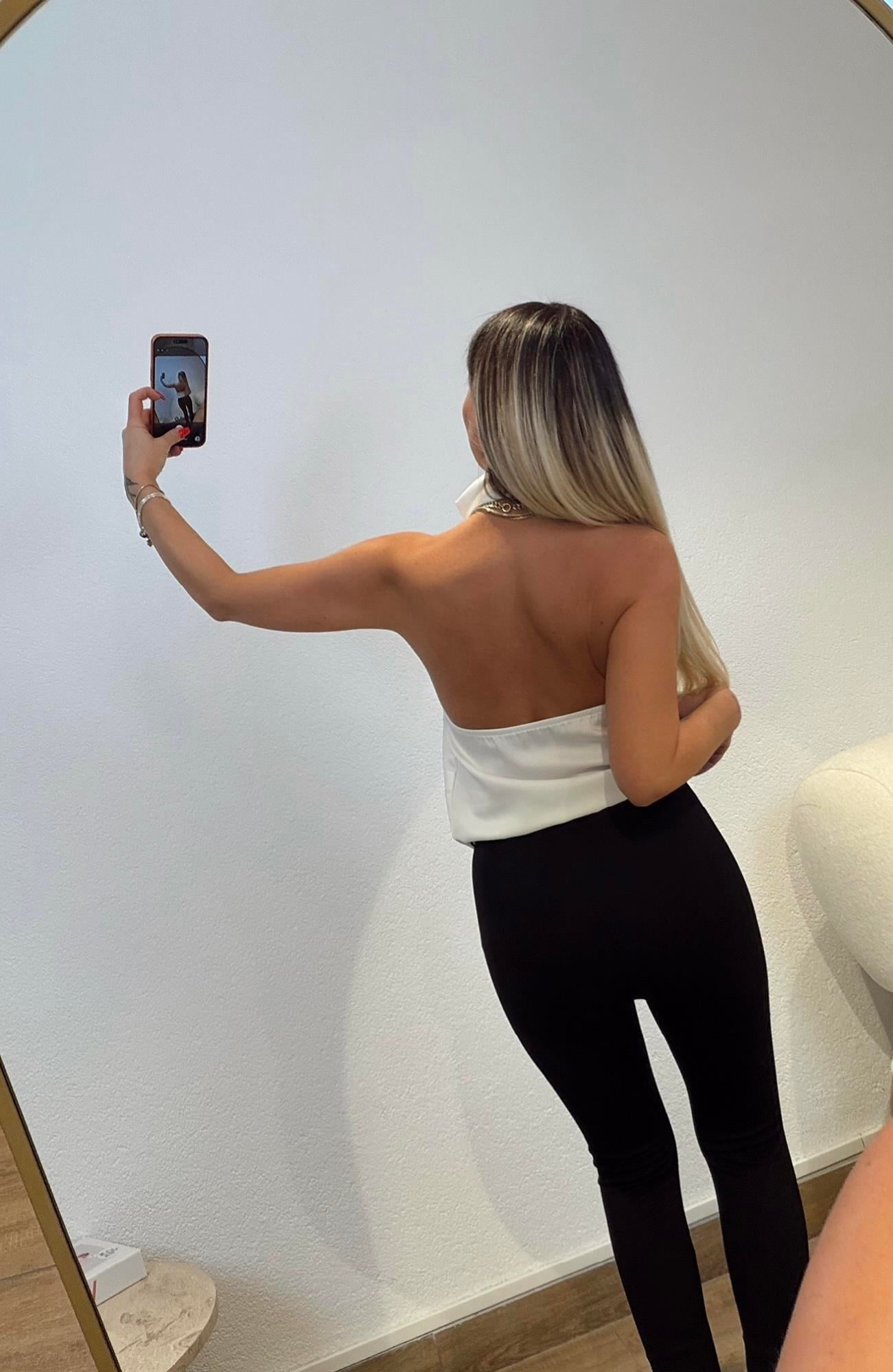 Degaje Yaka Sırt Dekolteli Beyaz Saten Bluz