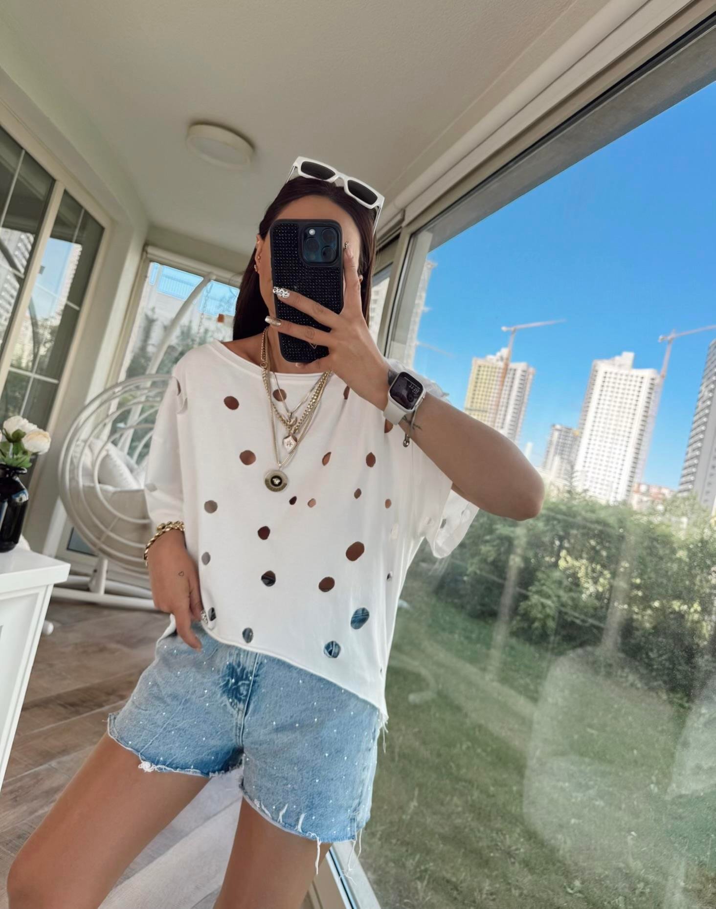 Delikli Önü Kısa Arkası Uzun Beyaz Tshirt