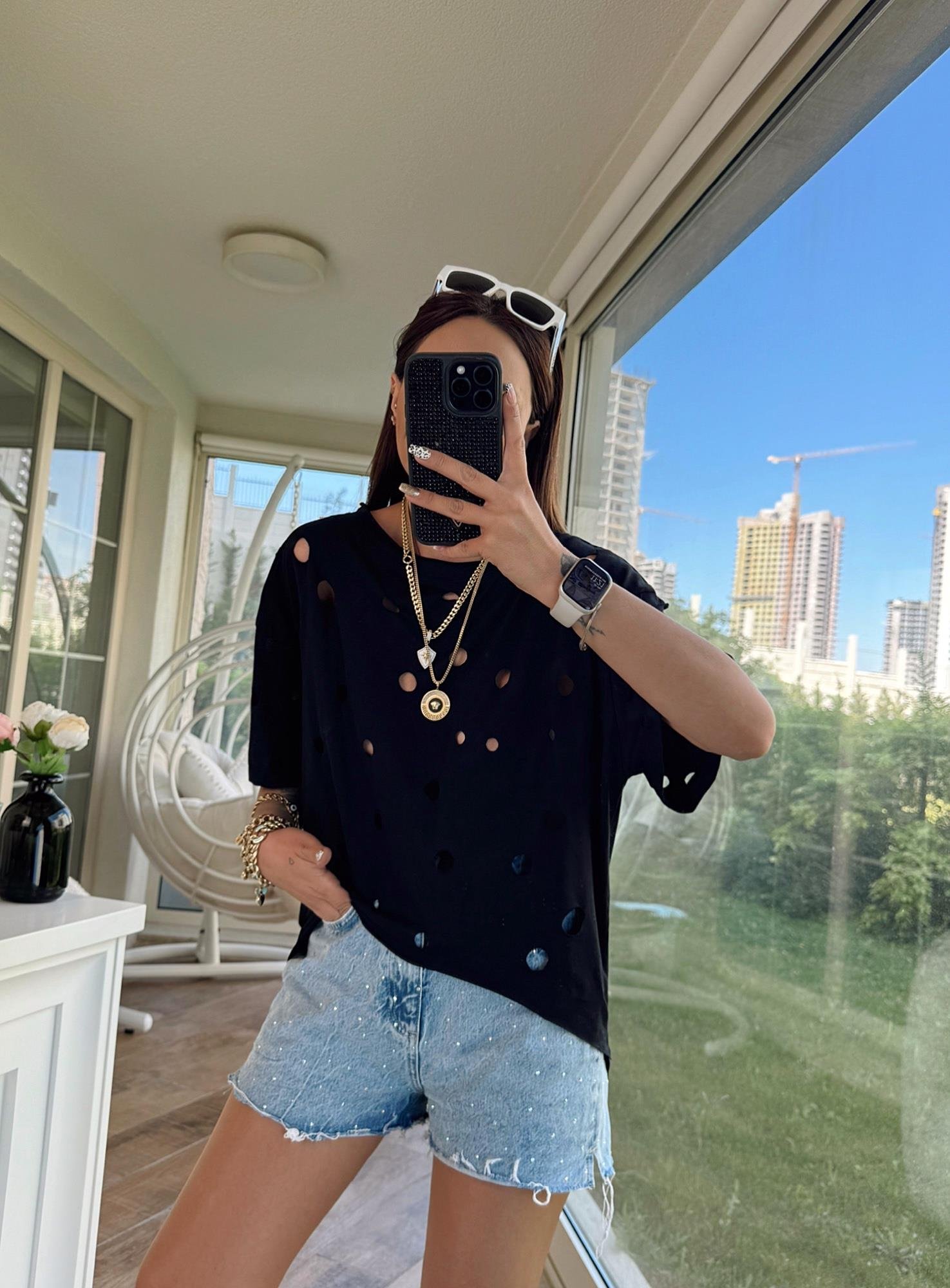 Delikli Önü Kısa Arkası Uzun Siyah Tshirt