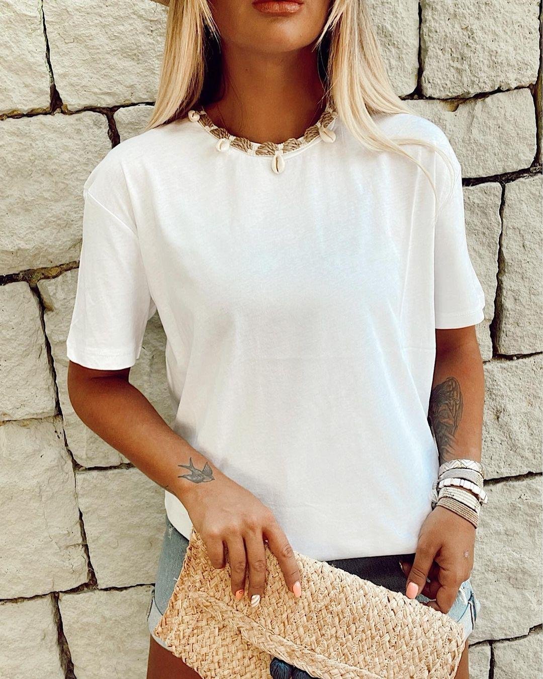 Deniz Kabuğu Kolye Detay Basic Tshirt