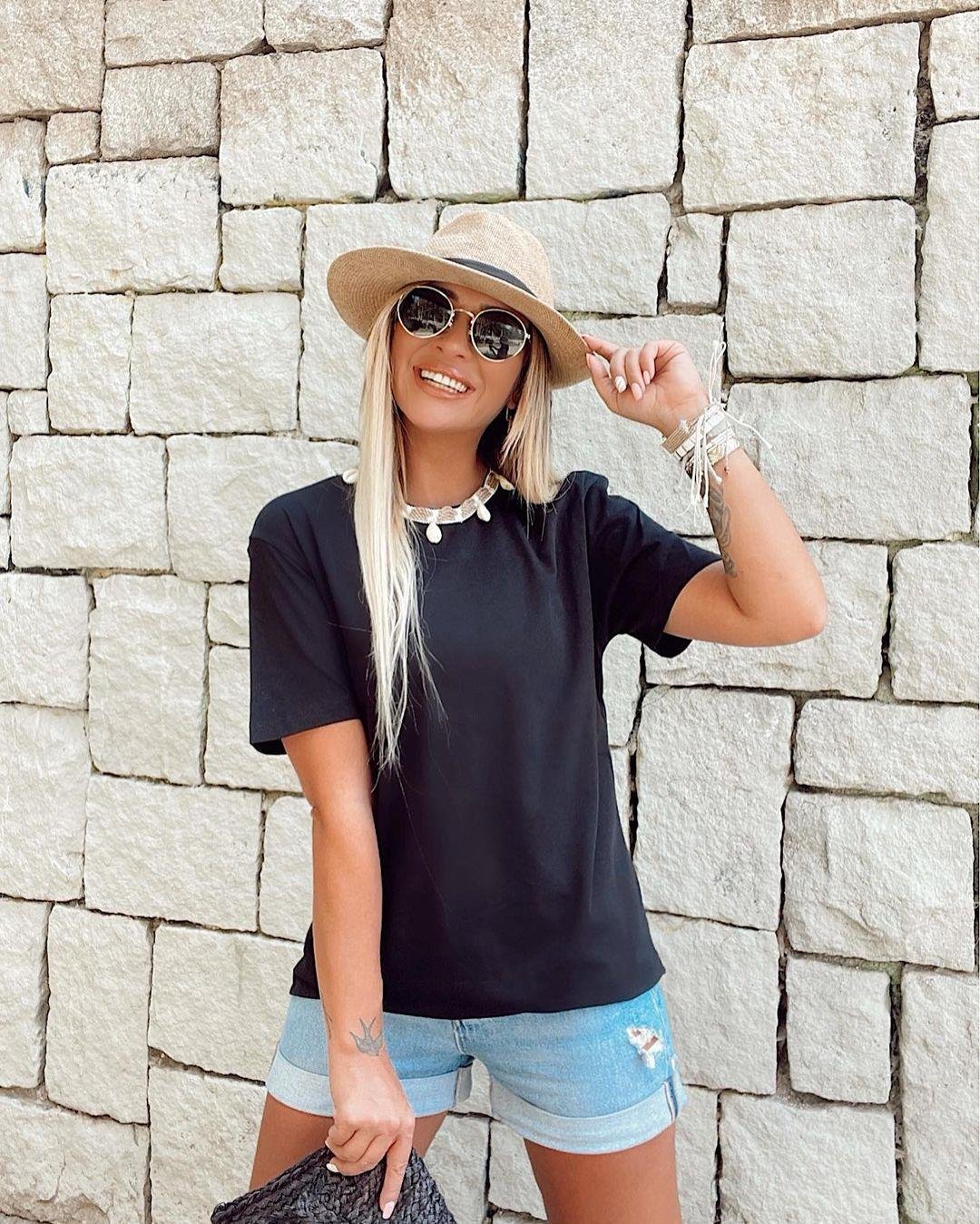 Deniz Kabuğu Kolye Detay Basic Tshirt