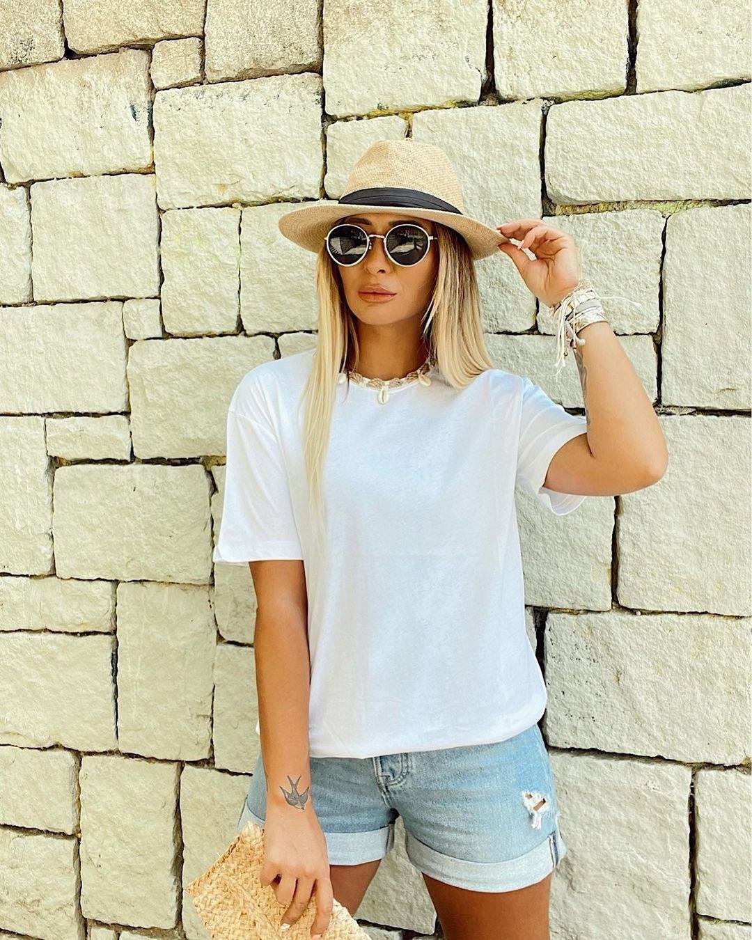 Deniz Kabuğu Kolye Detay Basic Tshirt