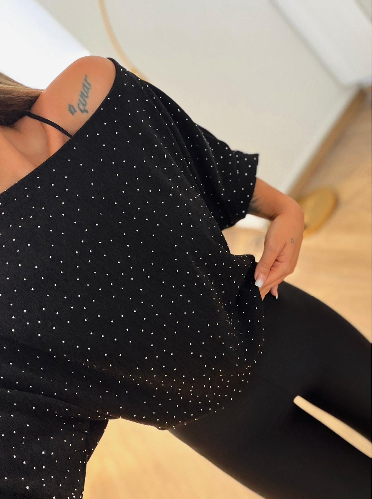 Düşük Omuz Taşlı Crop Bluz