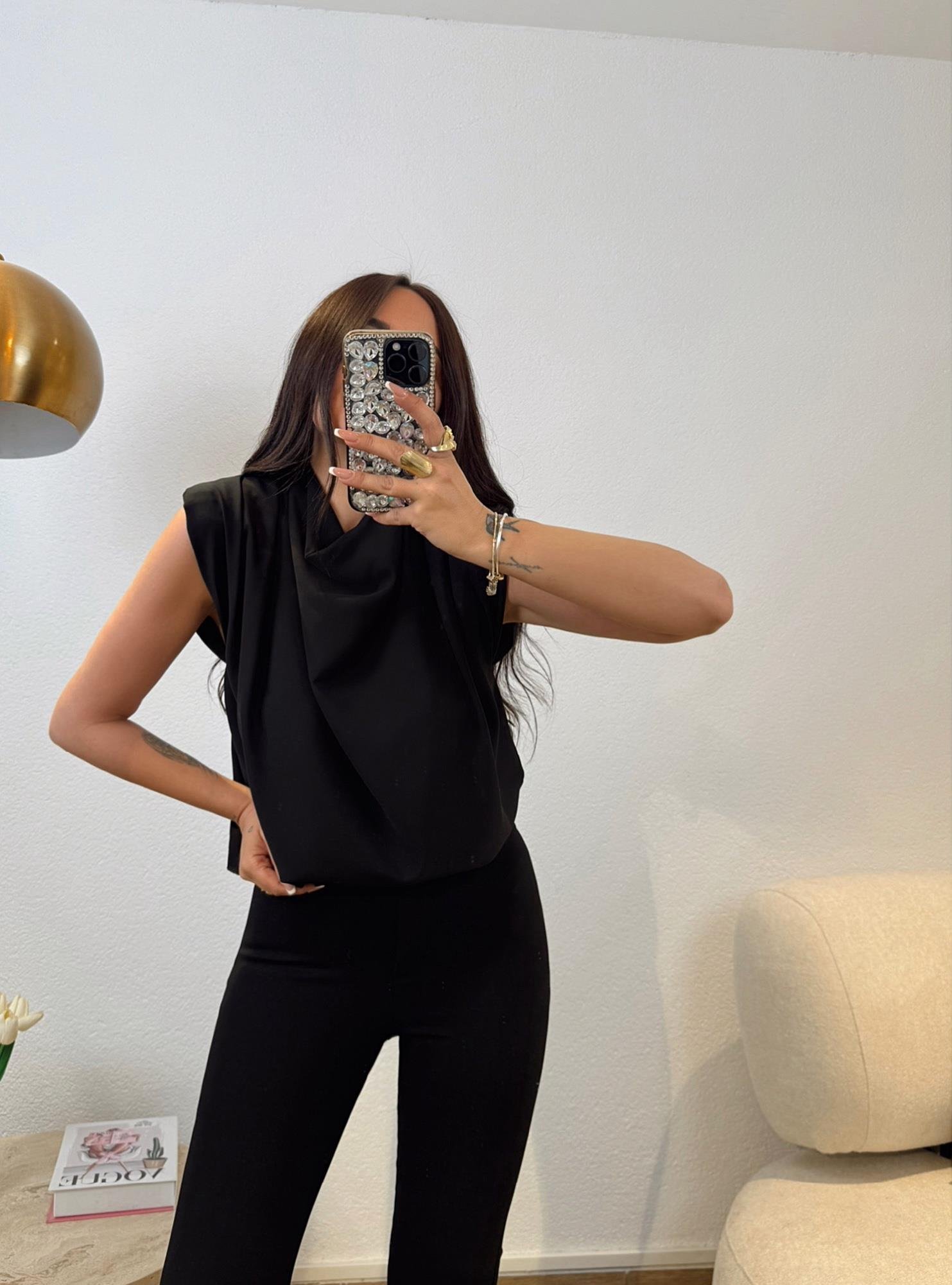 Düşük Yaka Vatkalı Siyah Bluz