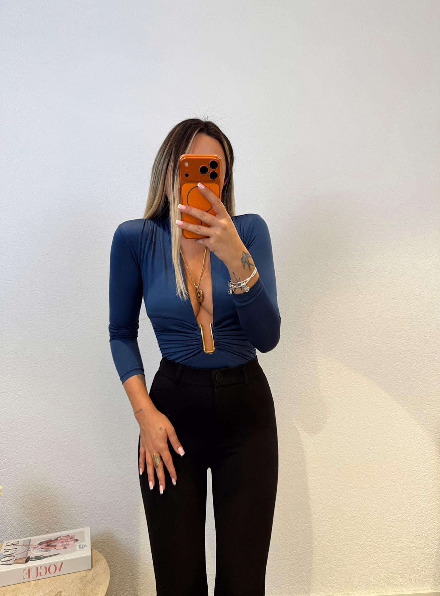 Gold Aksesuar Detay Dekolte İndigo Bodysuit