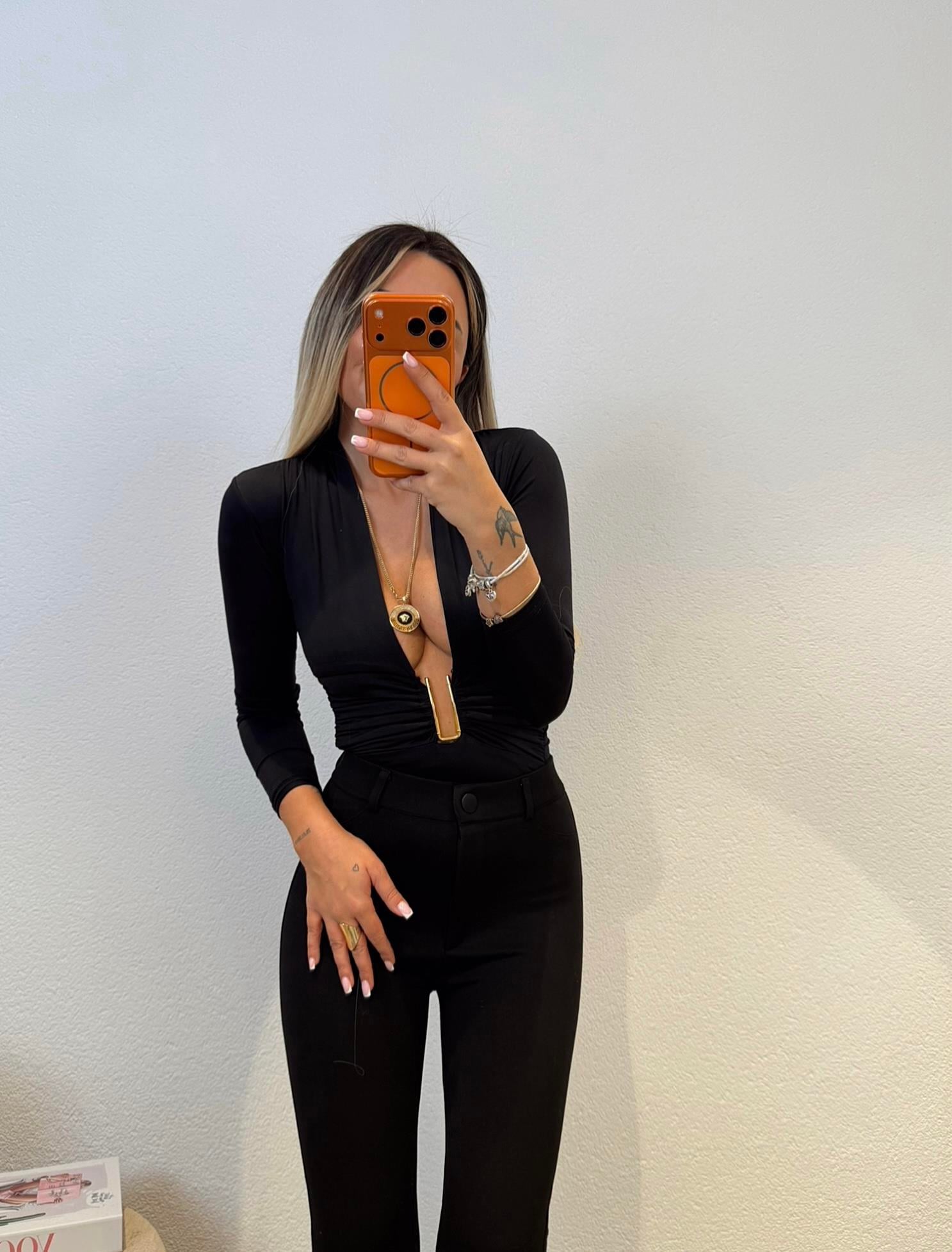 Gold Aksesuar Detay Dekolte Siyah Bodysuit