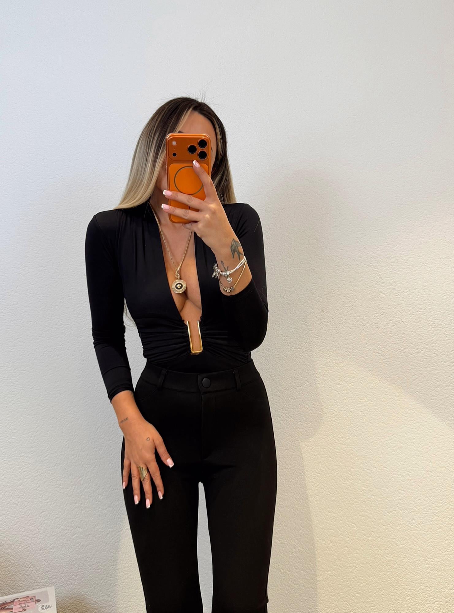 Gold Aksesuar Detay Dekolte Siyah Bodysuit