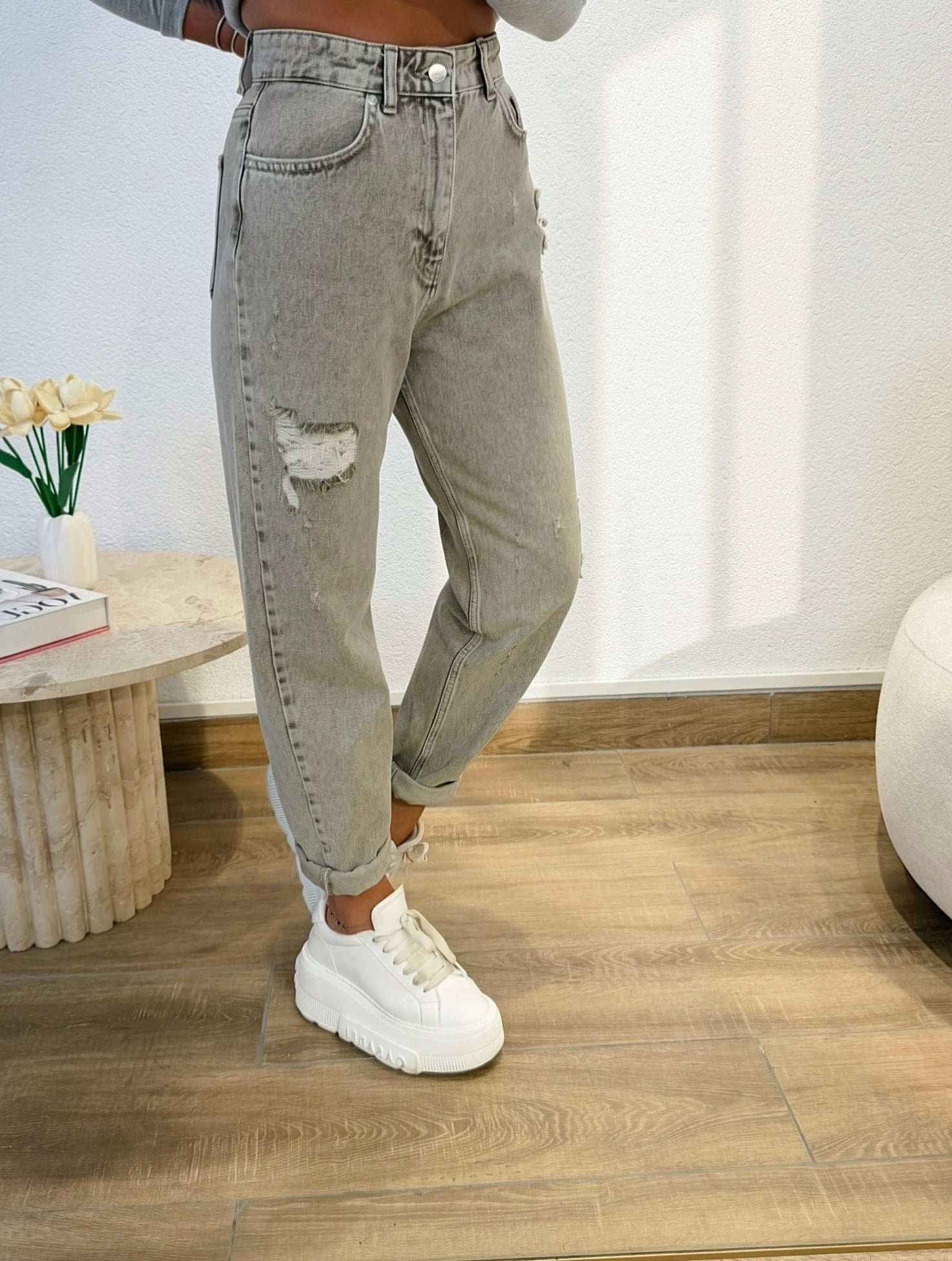 Gri Taşlanmış Yırtıklı Mom Jean