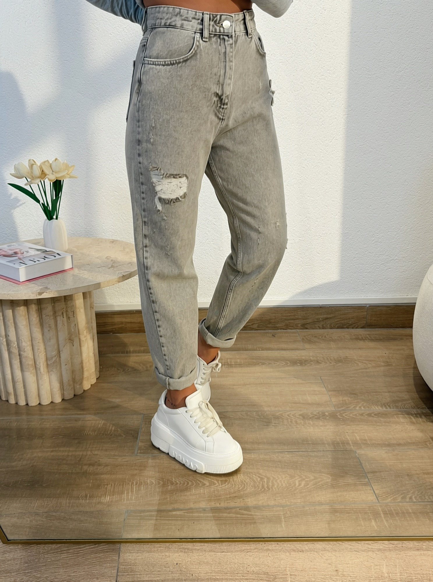 Gri Taşlanmış Yırtıklı Mom Jean