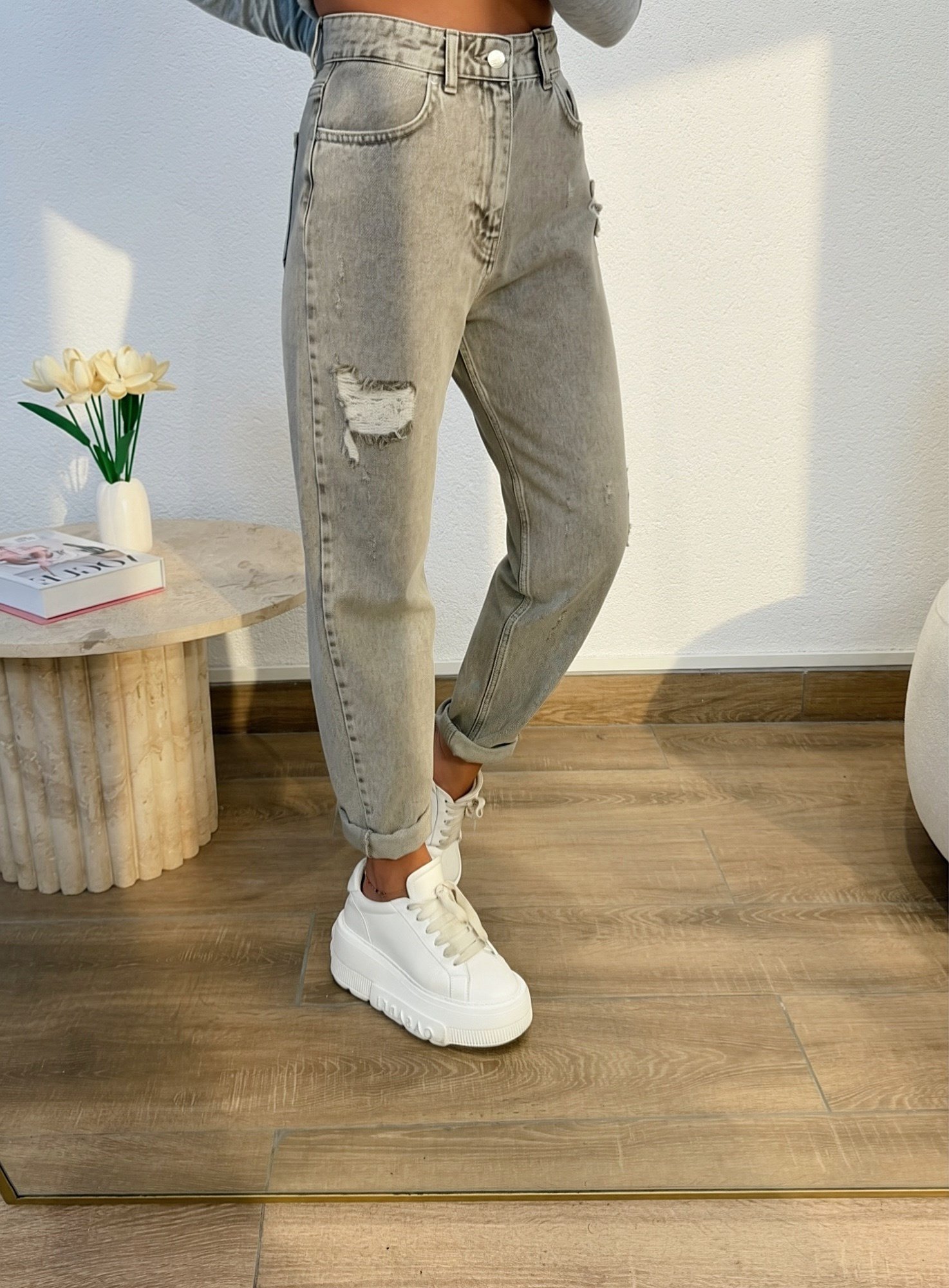 Gri Taşlanmış Yırtıklı Mom Jean