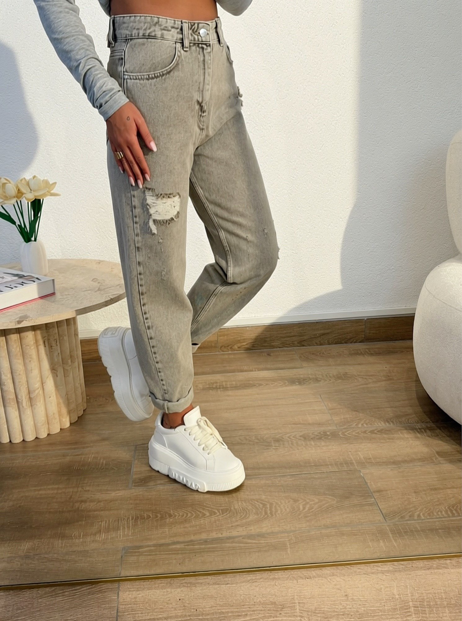 Gri Taşlanmış Yırtıklı Mom Jean