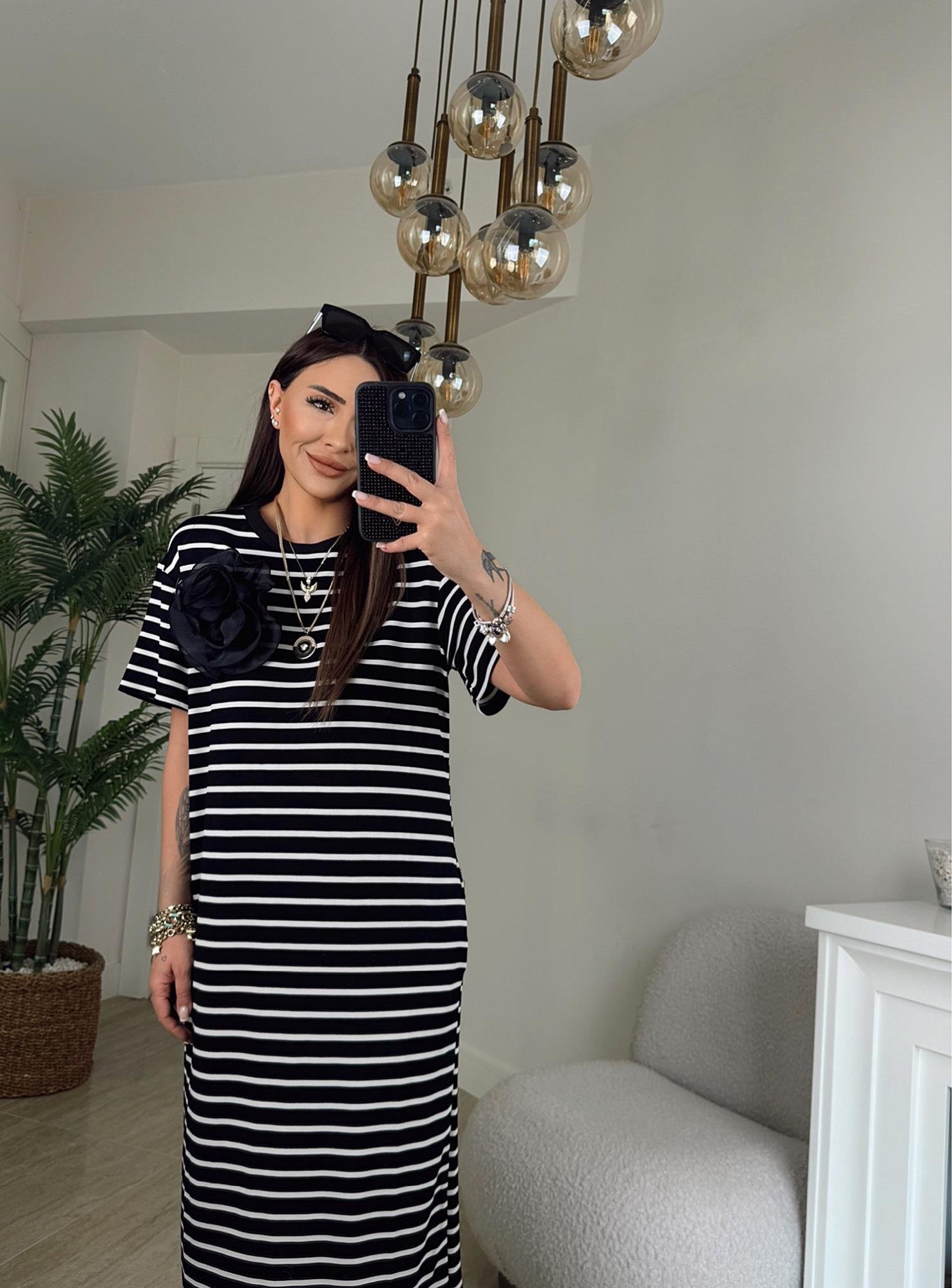Gül Broşlu Çizgili Midi Boy Elbise