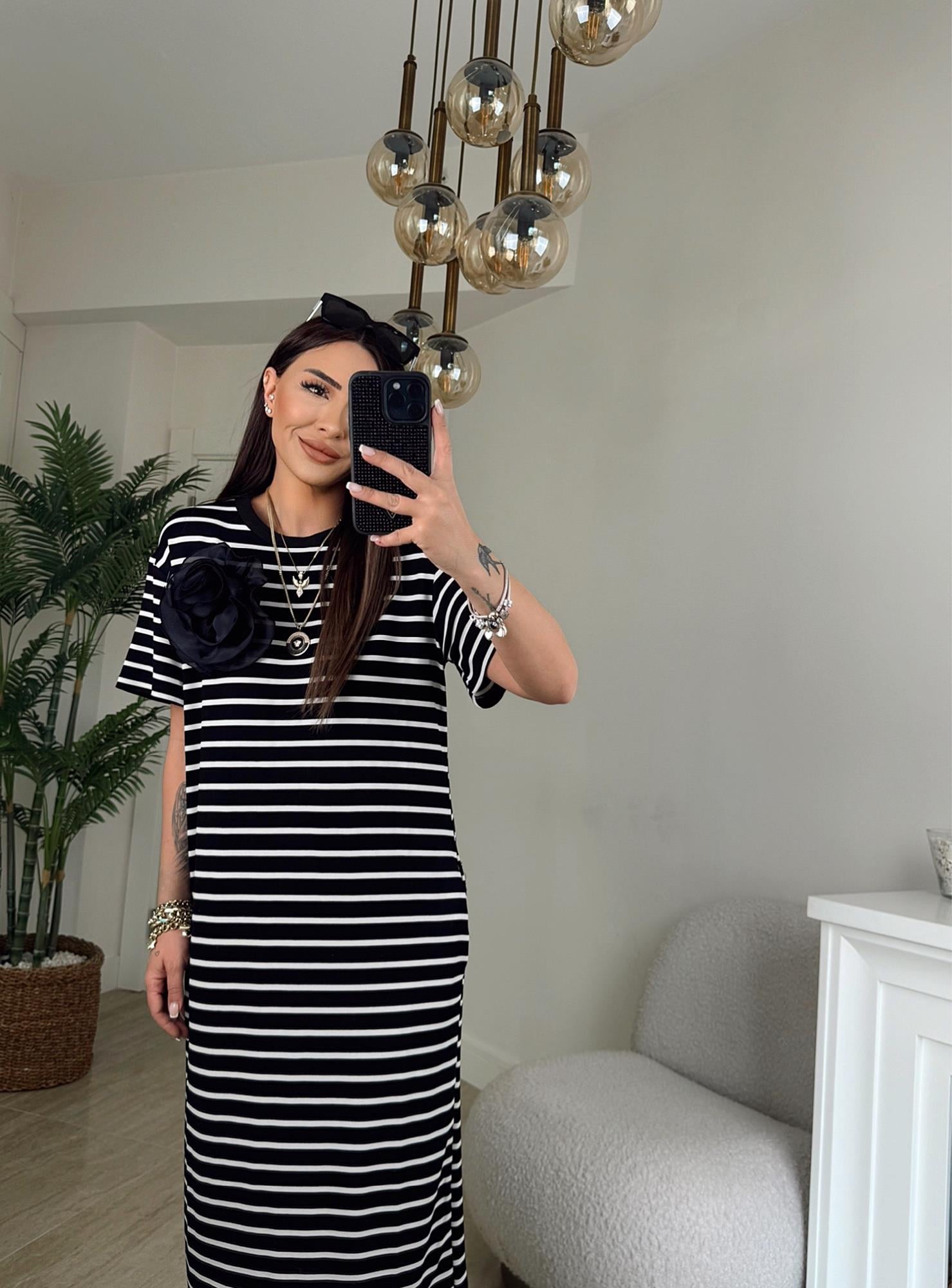 Gül Broşlu Çizgili Midi Boy Elbise