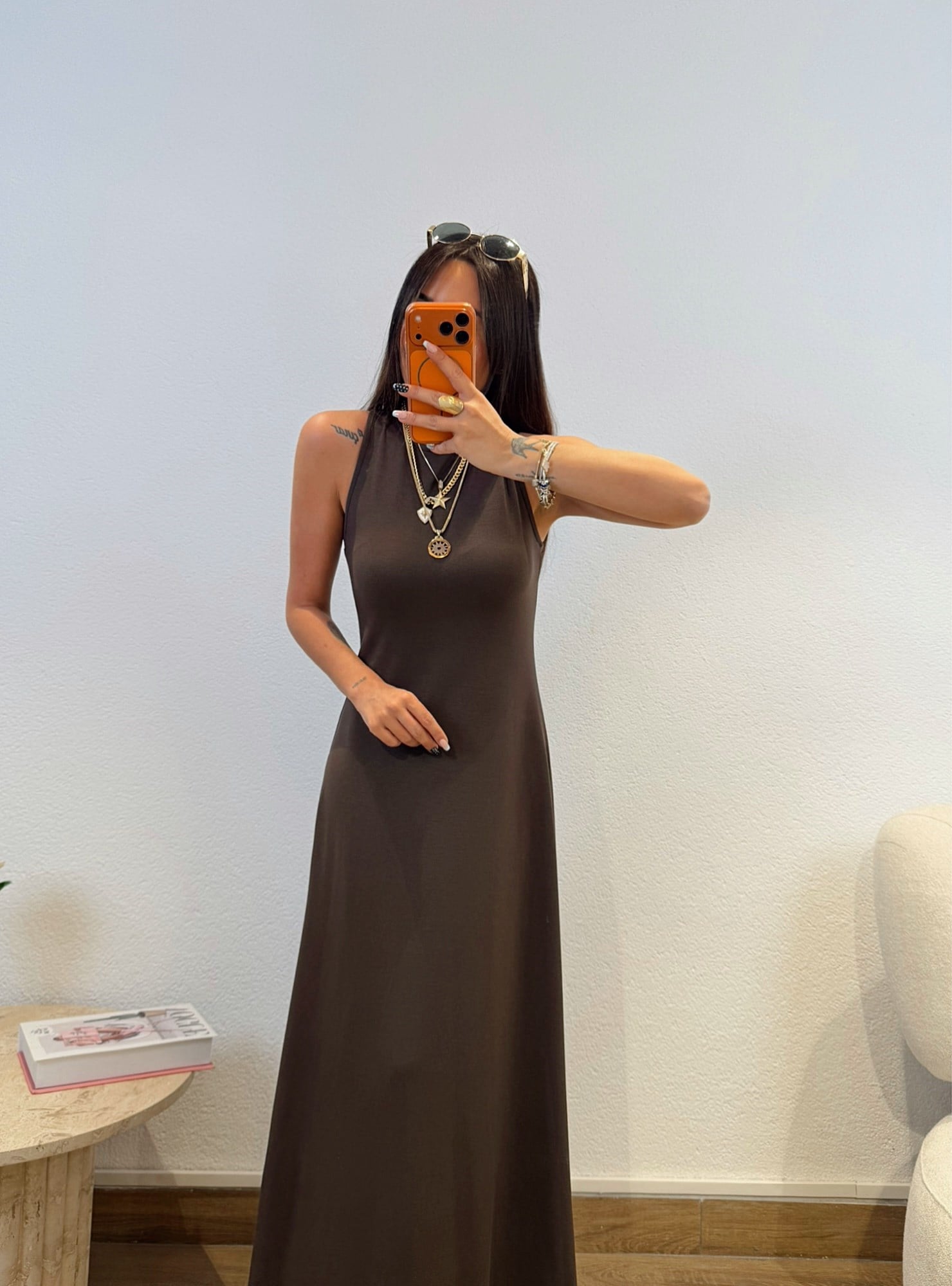 Halter Yaka İki Yanı Yırtmaçlı Kahve Midi Boy Elbise