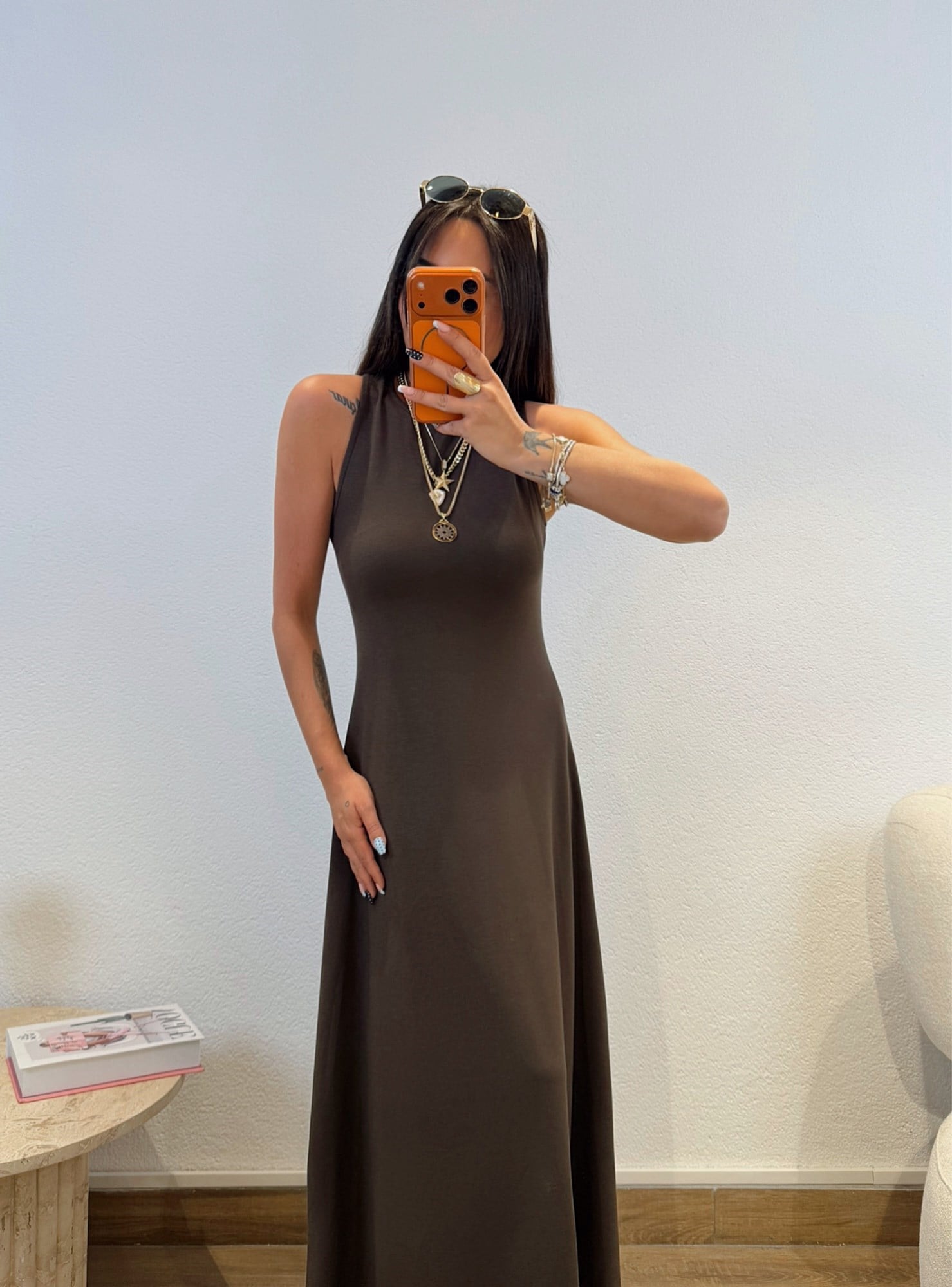 Halter Yaka İki Yanı Yırtmaçlı Kahve Midi Boy Elbise