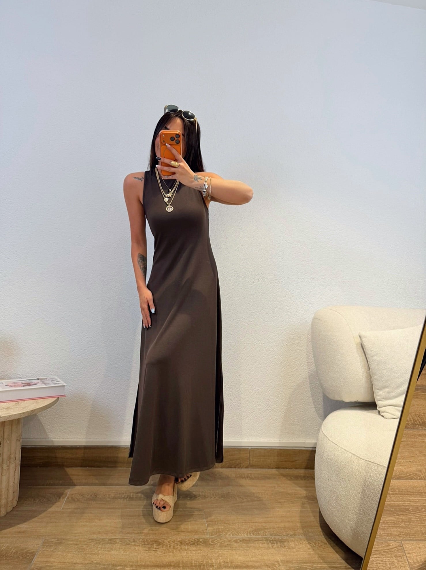 Halter Yaka İki Yanı Yırtmaçlı Kahve Midi Boy Elbise