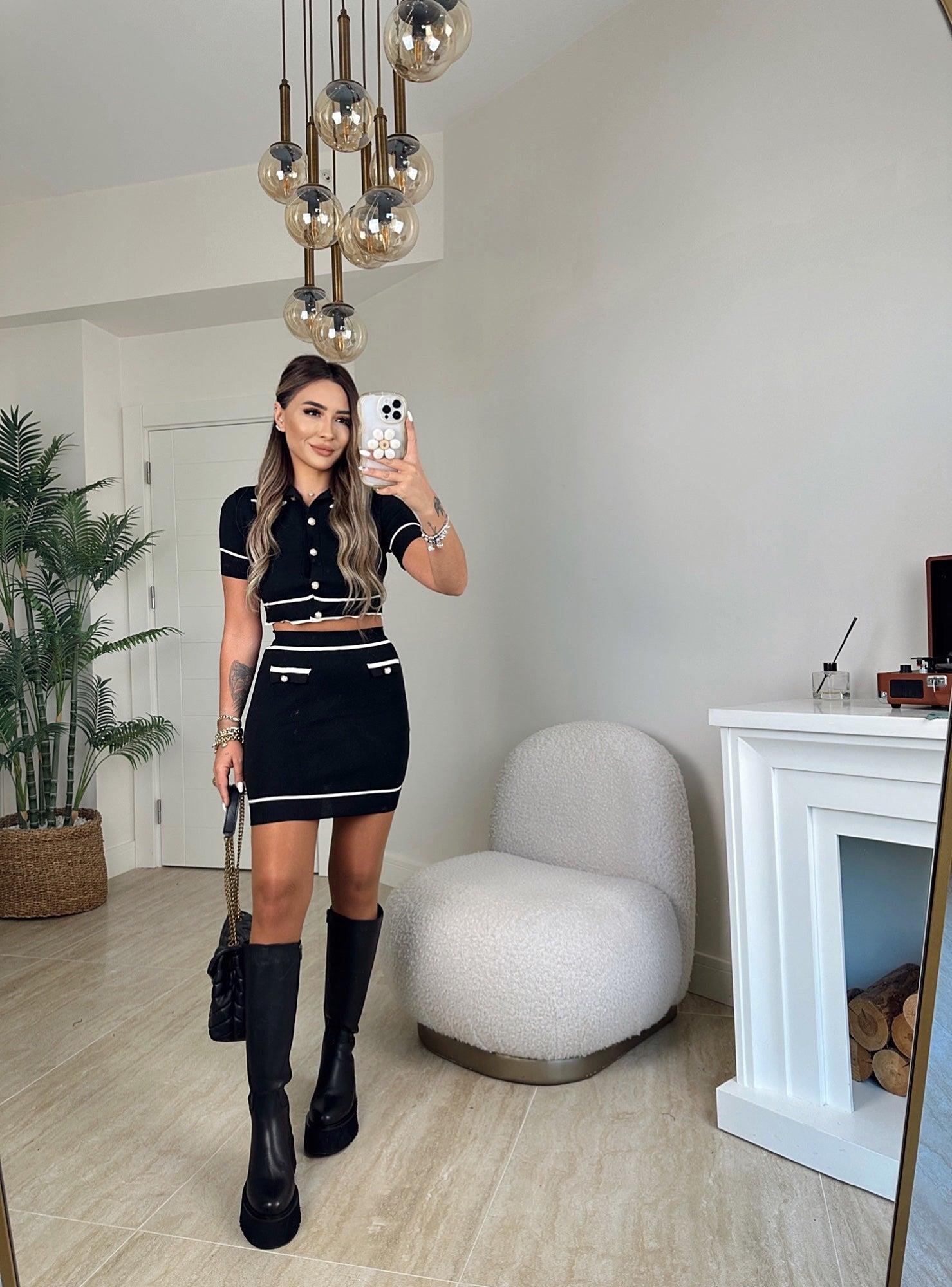 İnci Düğmeli Siyah Triko Takım