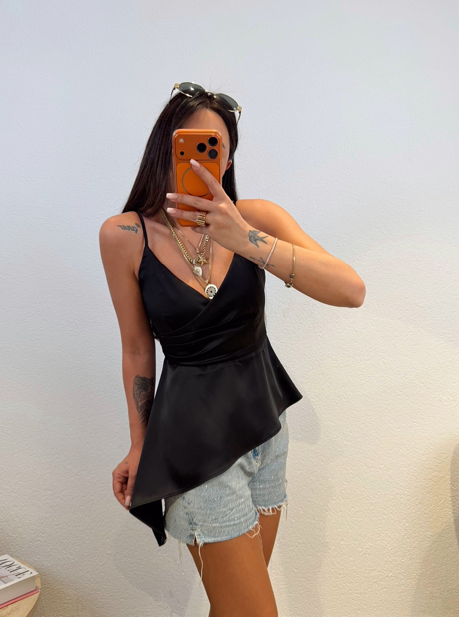 İp Askılı Asimetrik Saten Siyah Bluz