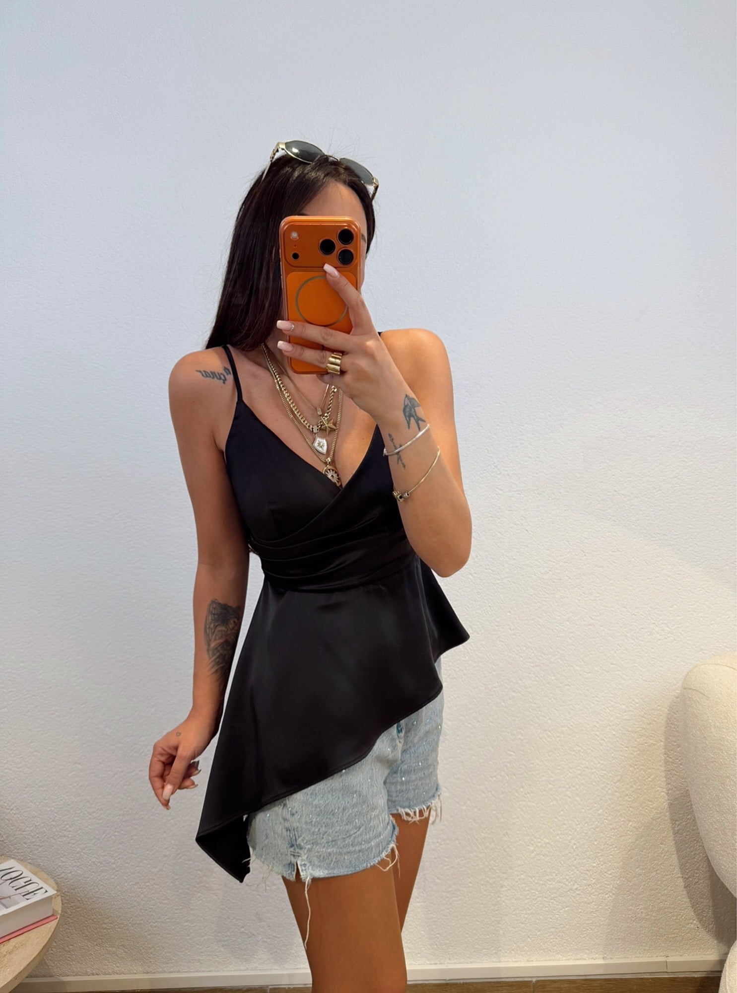 İp Askılı Asimetrik Saten Siyah Bluz