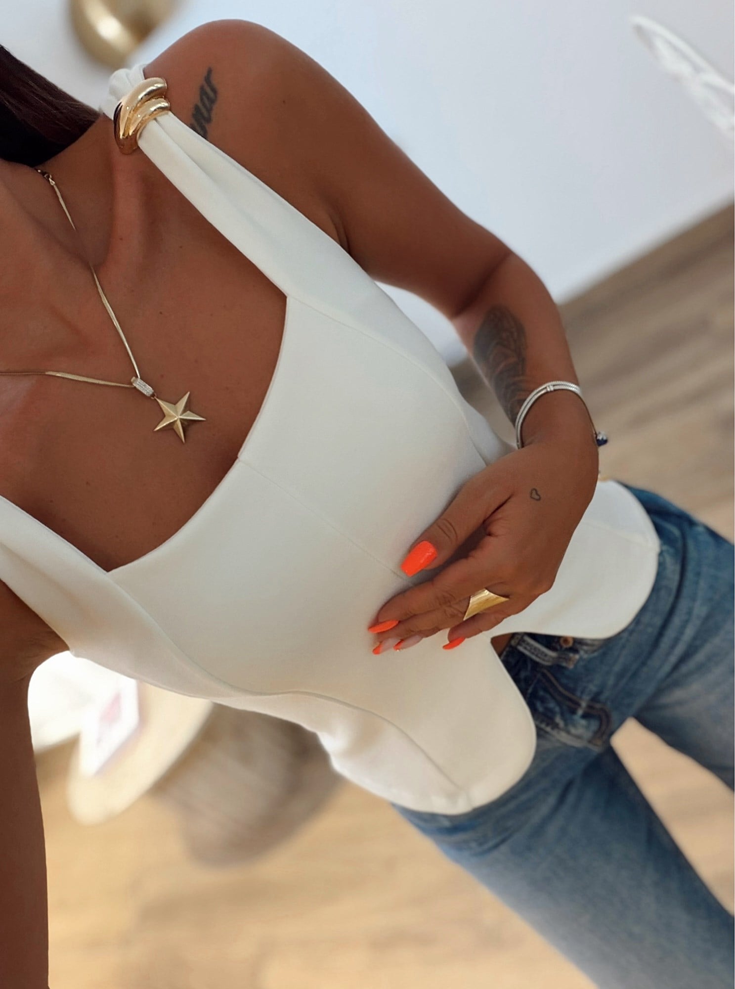 Kare Yaka Gold Aksesuarlı Modal Beyaz Bluz