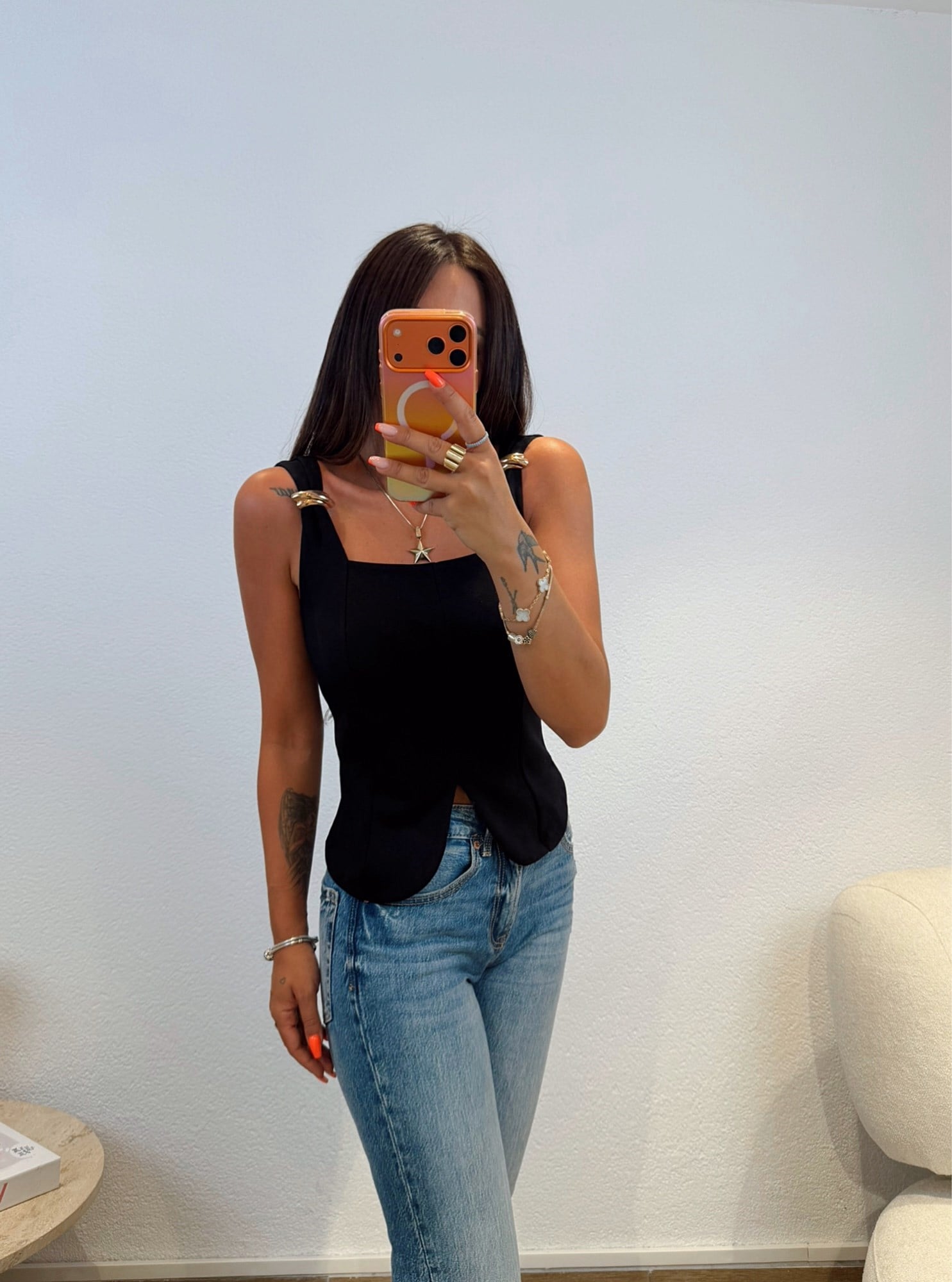 Kare Yaka Gold Aksesuarlı Modal Siyah Bluz