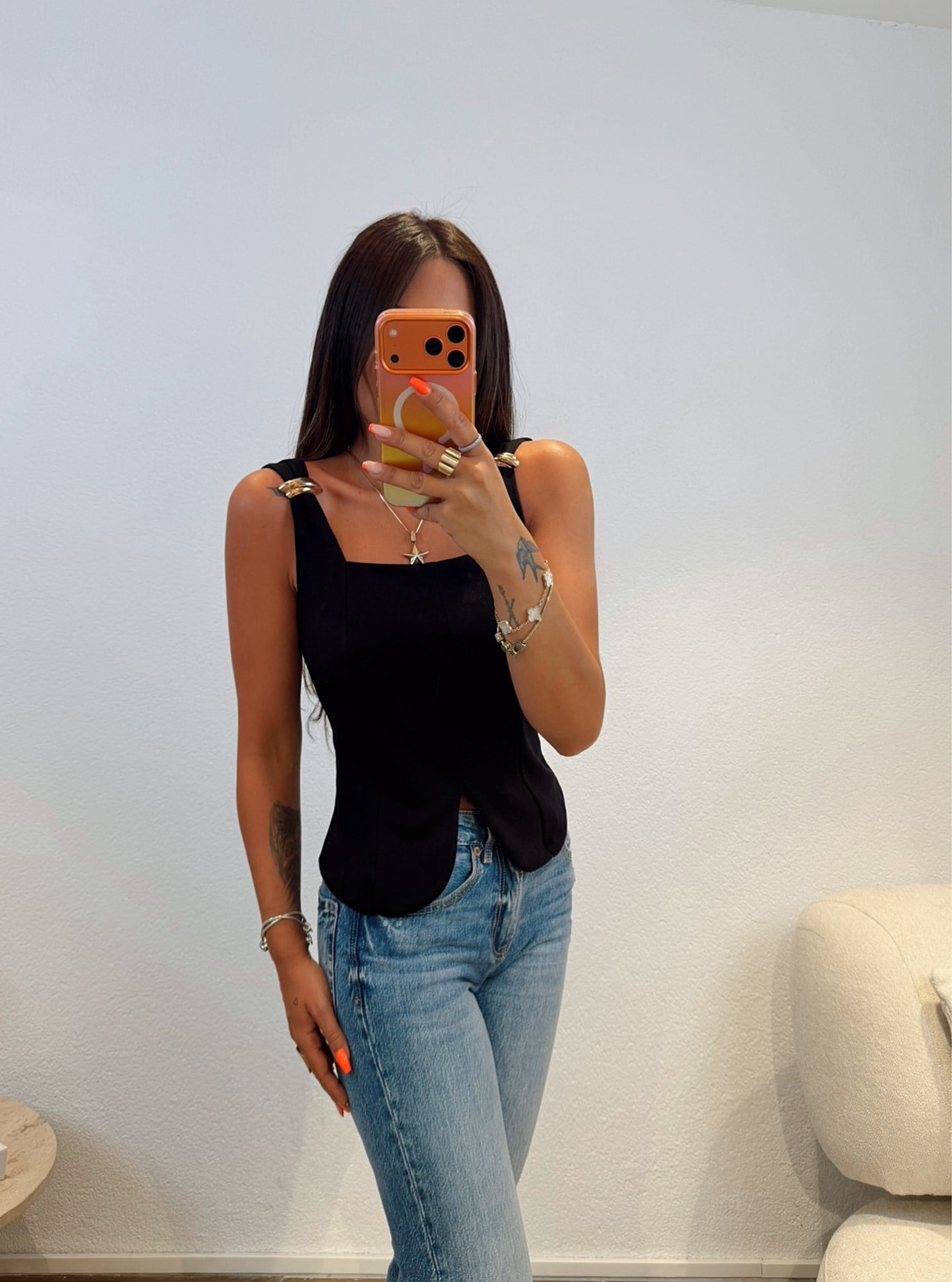 Kare Yaka Gold Aksesuarlı Modal Siyah Bluz