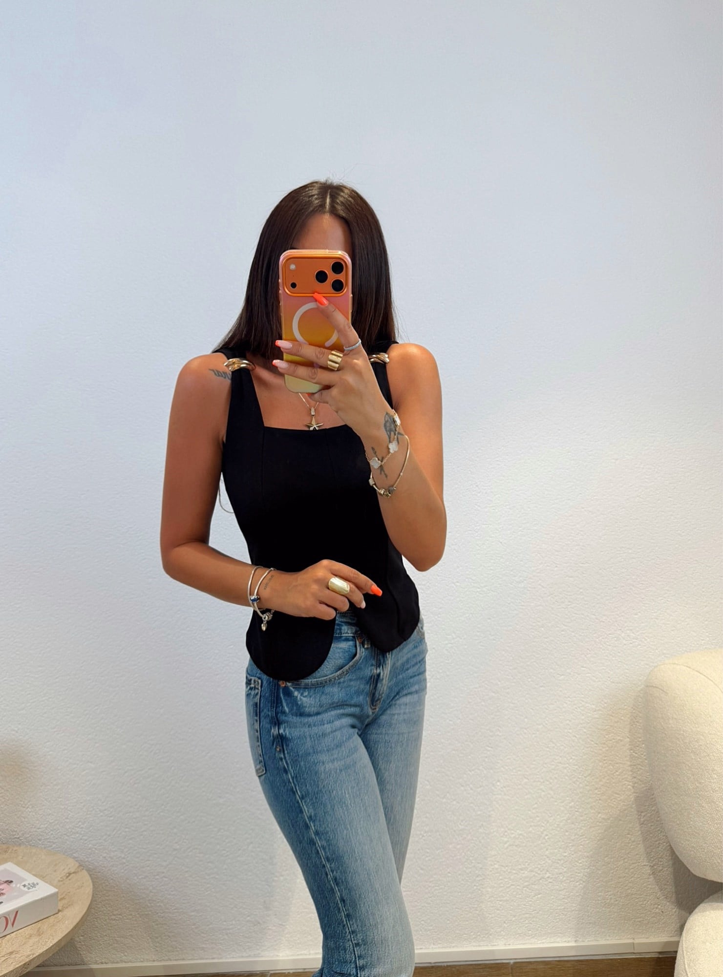 Kare Yaka Gold Aksesuarlı Modal Siyah Bluz