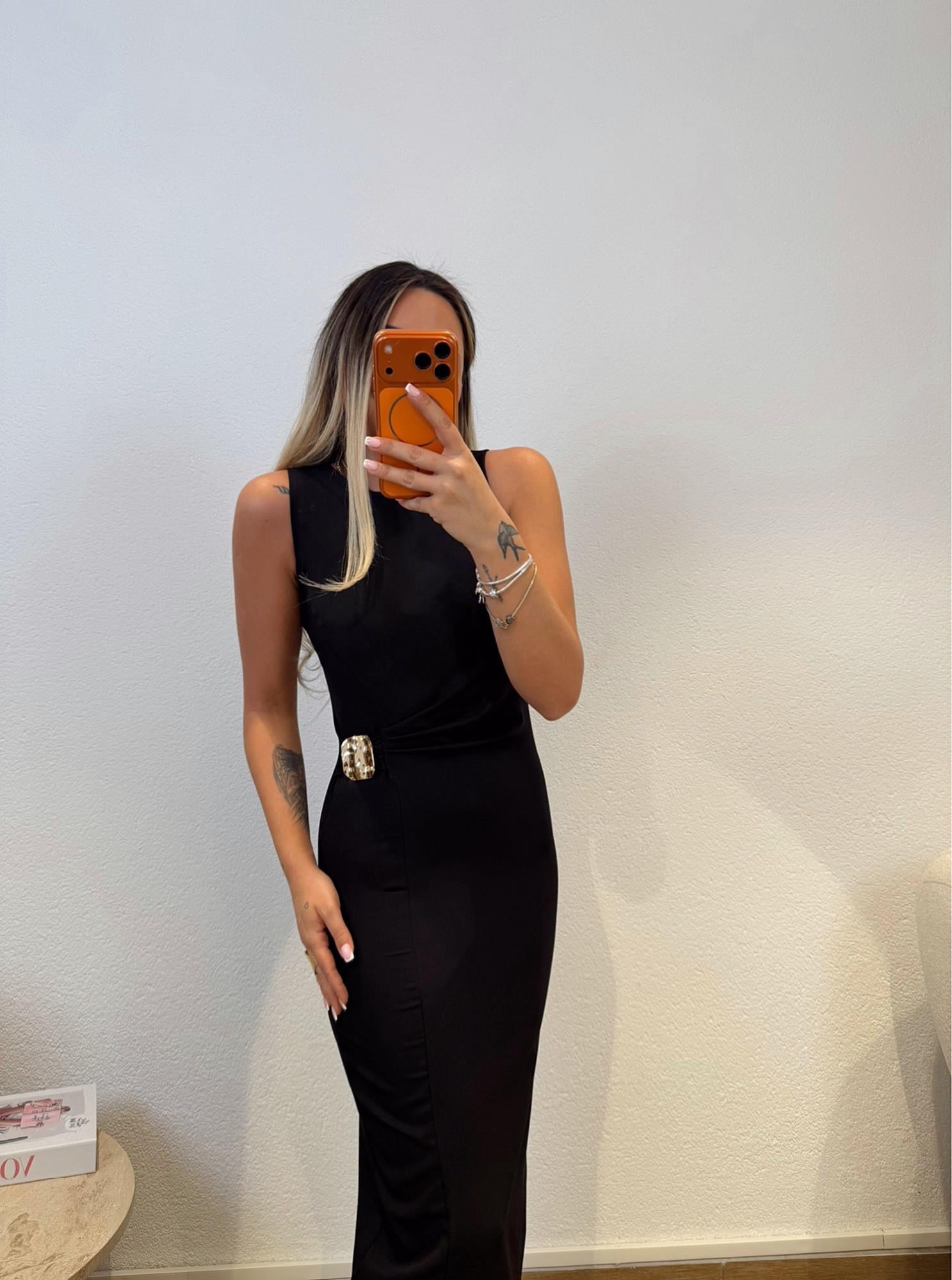 Kolsuz Aksesuarlı Crep Elbise 