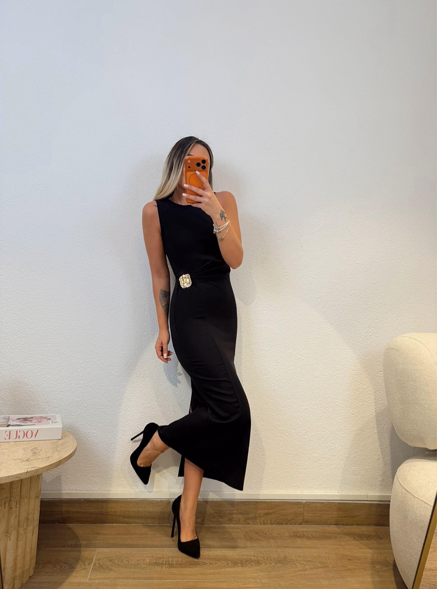 Kolsuz Aksesuarlı Crep Elbise 
