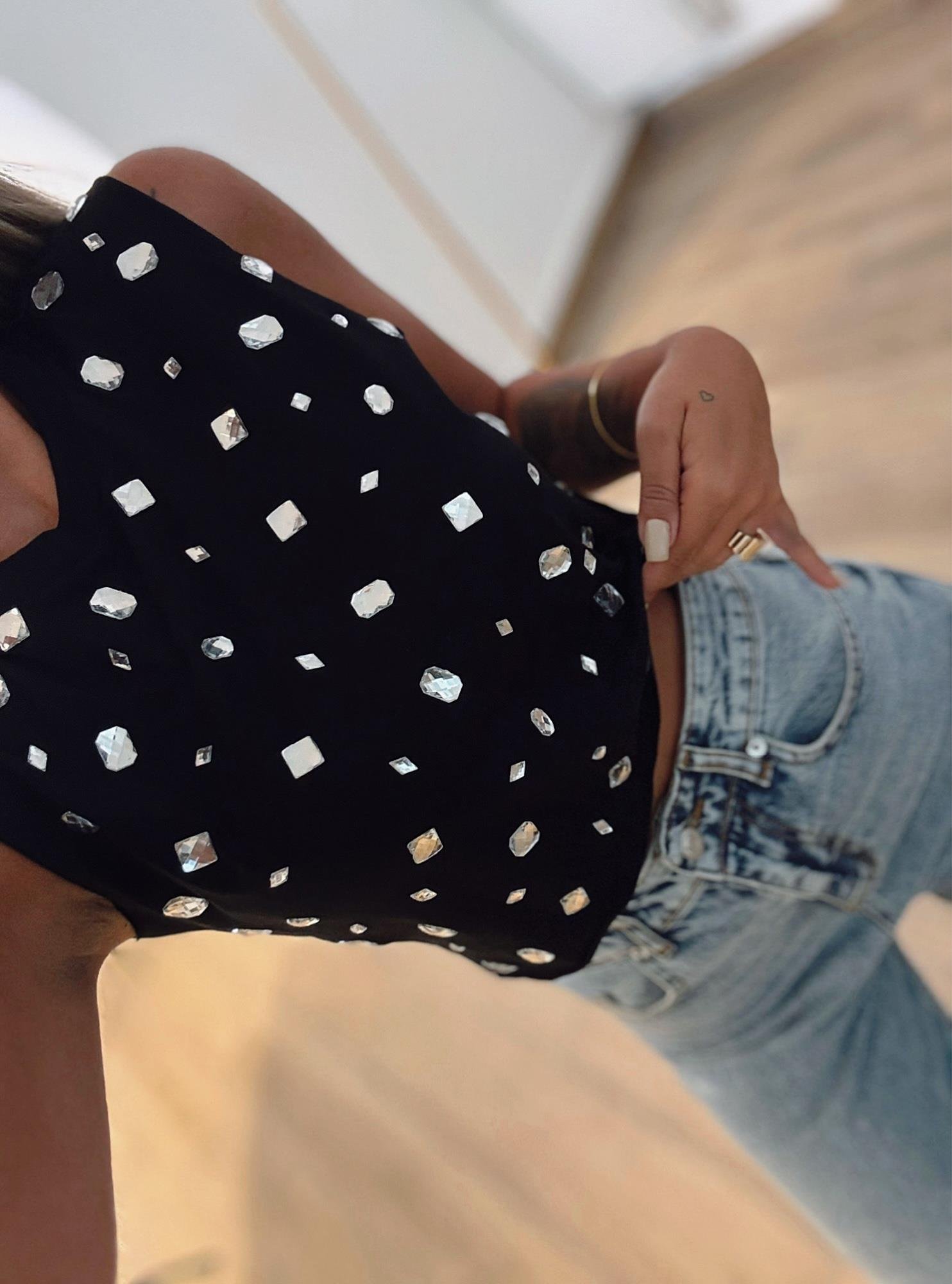 Kolsuz Damla Taşlı Siyah Crop Tshirt