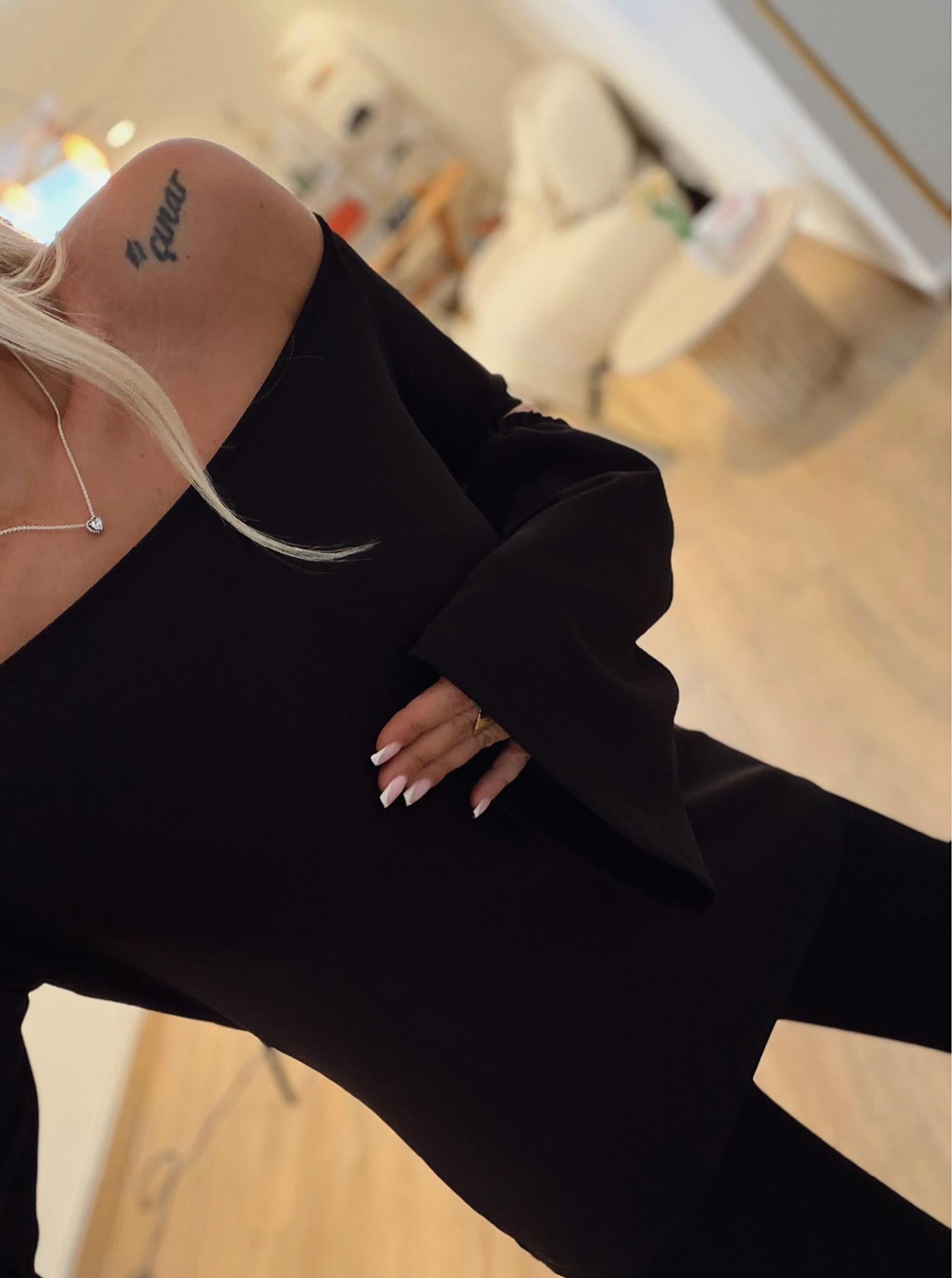 Madonna Kol Dekolteli Crep Siyah Bluz