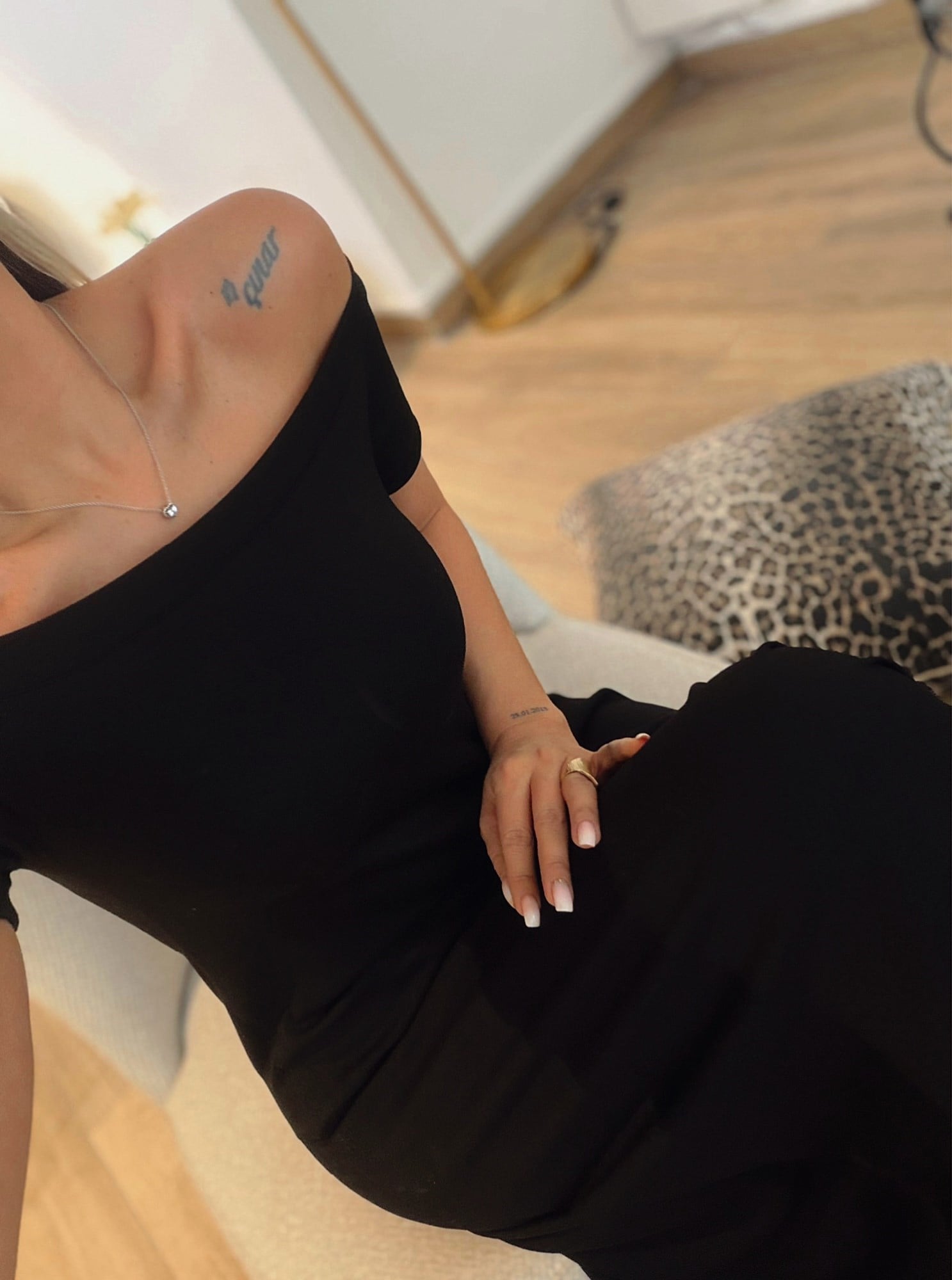 Madonna Yaka Modal Siyah Midi Boy Elbise