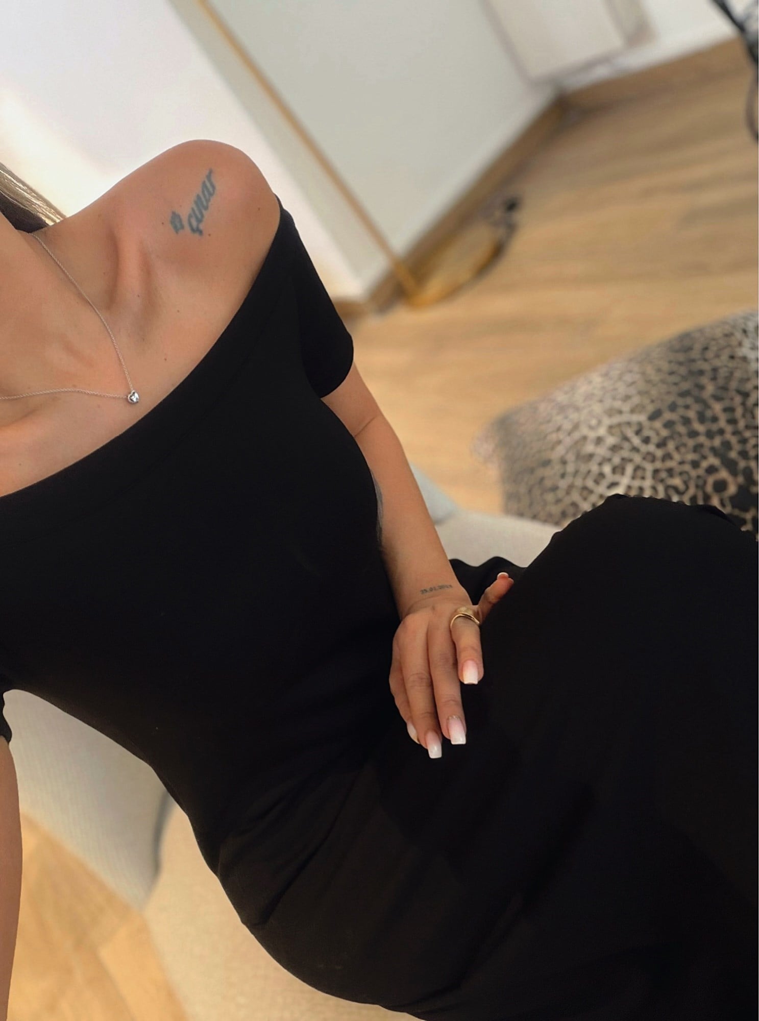 Madonna Yaka Modal Siyah Midi Boy Elbise