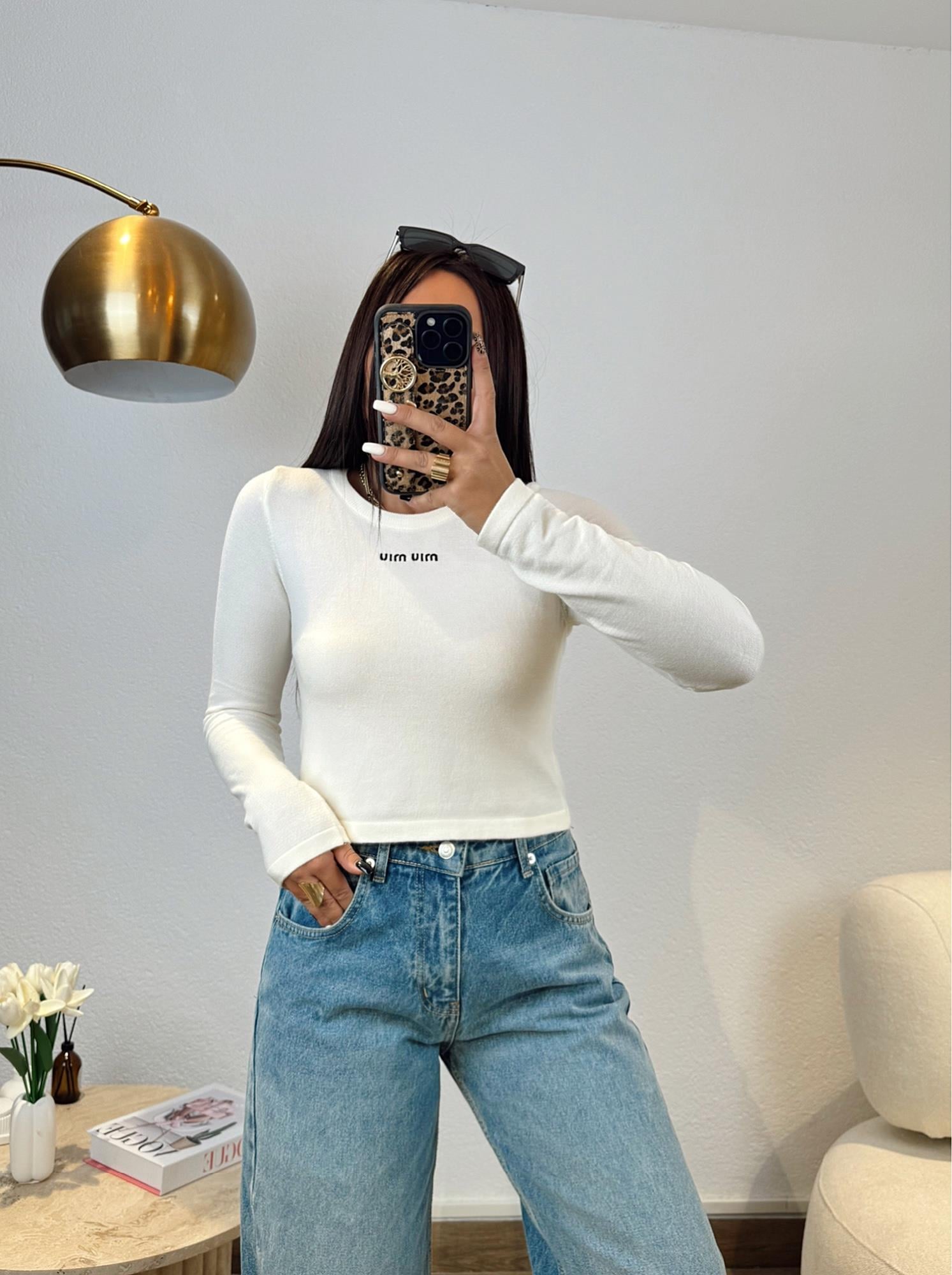 Marka Model Beyaz Triko
