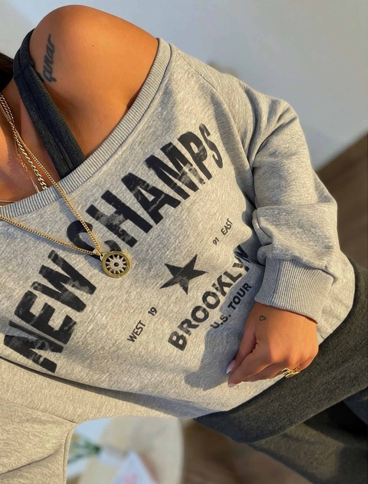 New Champs Atlet Detay Düşük Omuz Sweatshirt