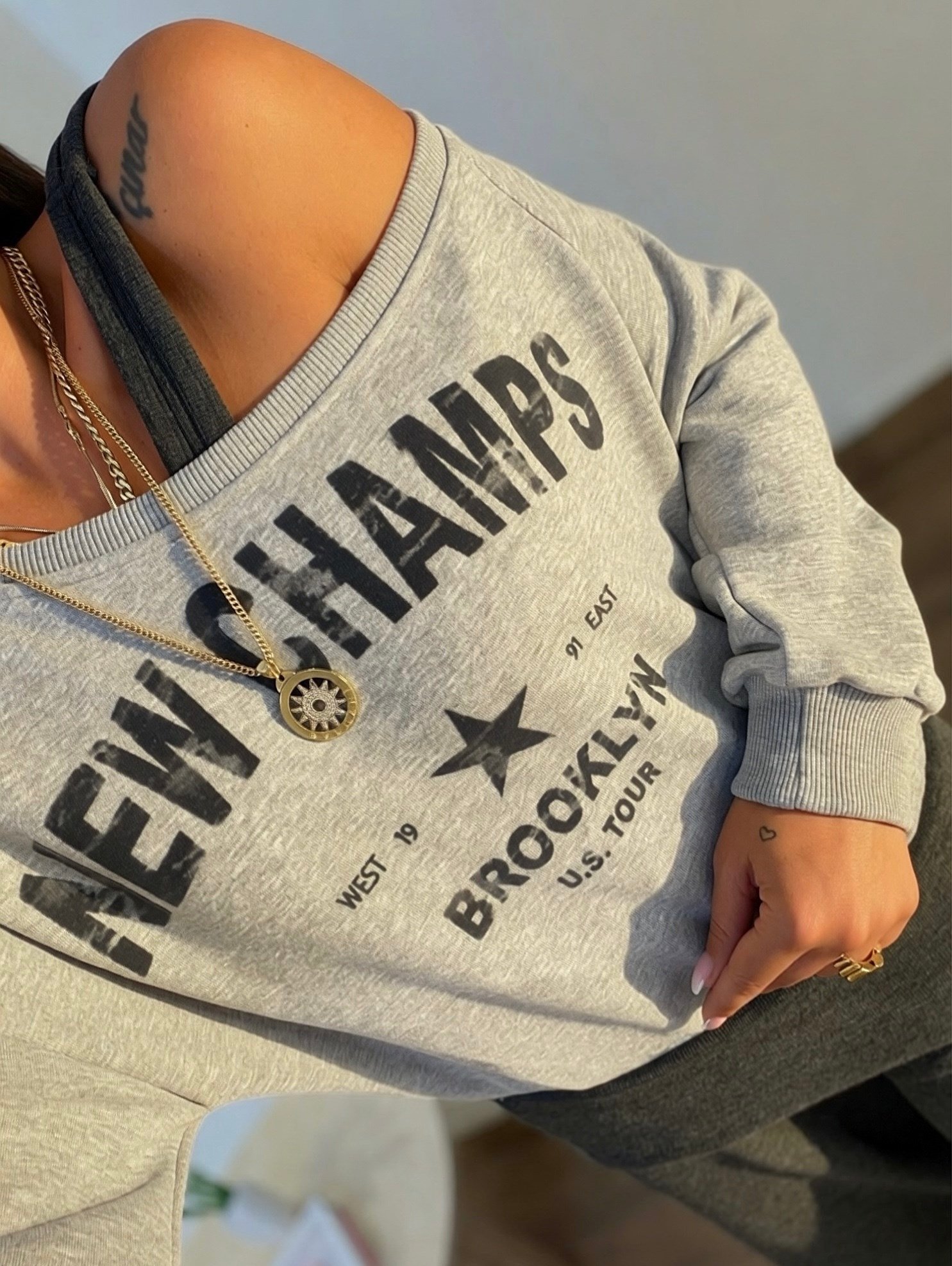 New Champs Atlet Detay Düşük Omuz Sweatshirt