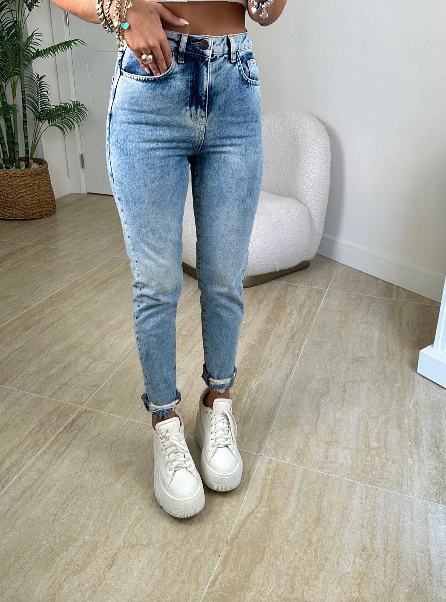 Paça Yırtık Detay Yıkamalı Mom Jean