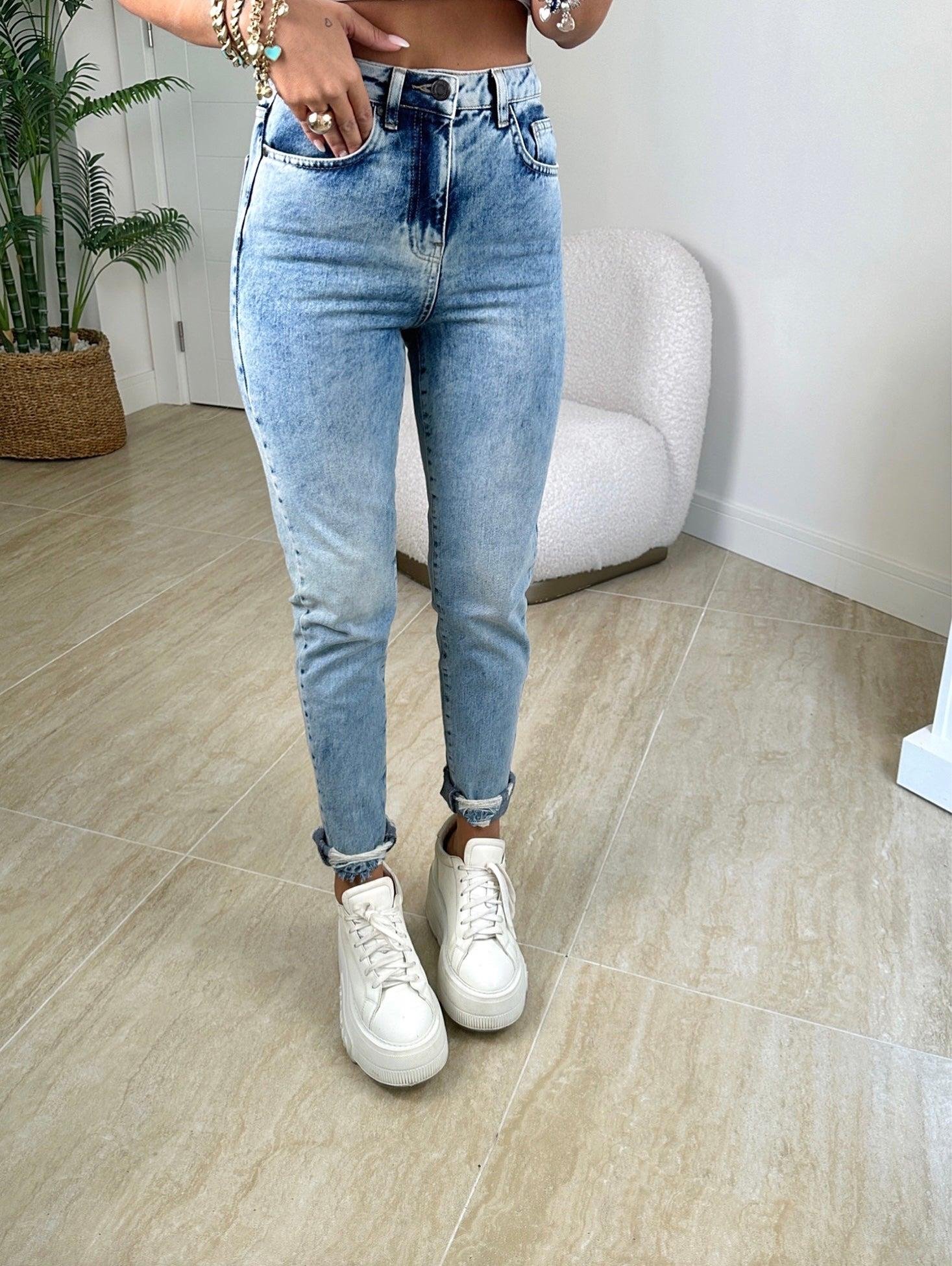 Paça Yırtık Detay Yıkamalı Mom Jean