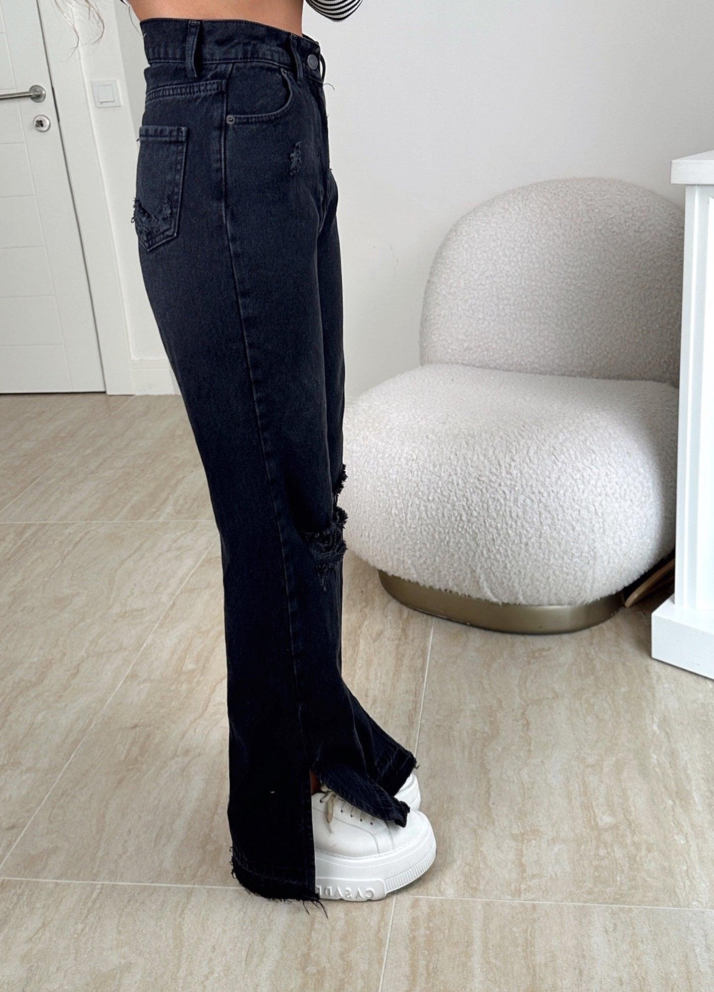 Paçaları Yırtmaçlı Bol Paça Siyah Jean