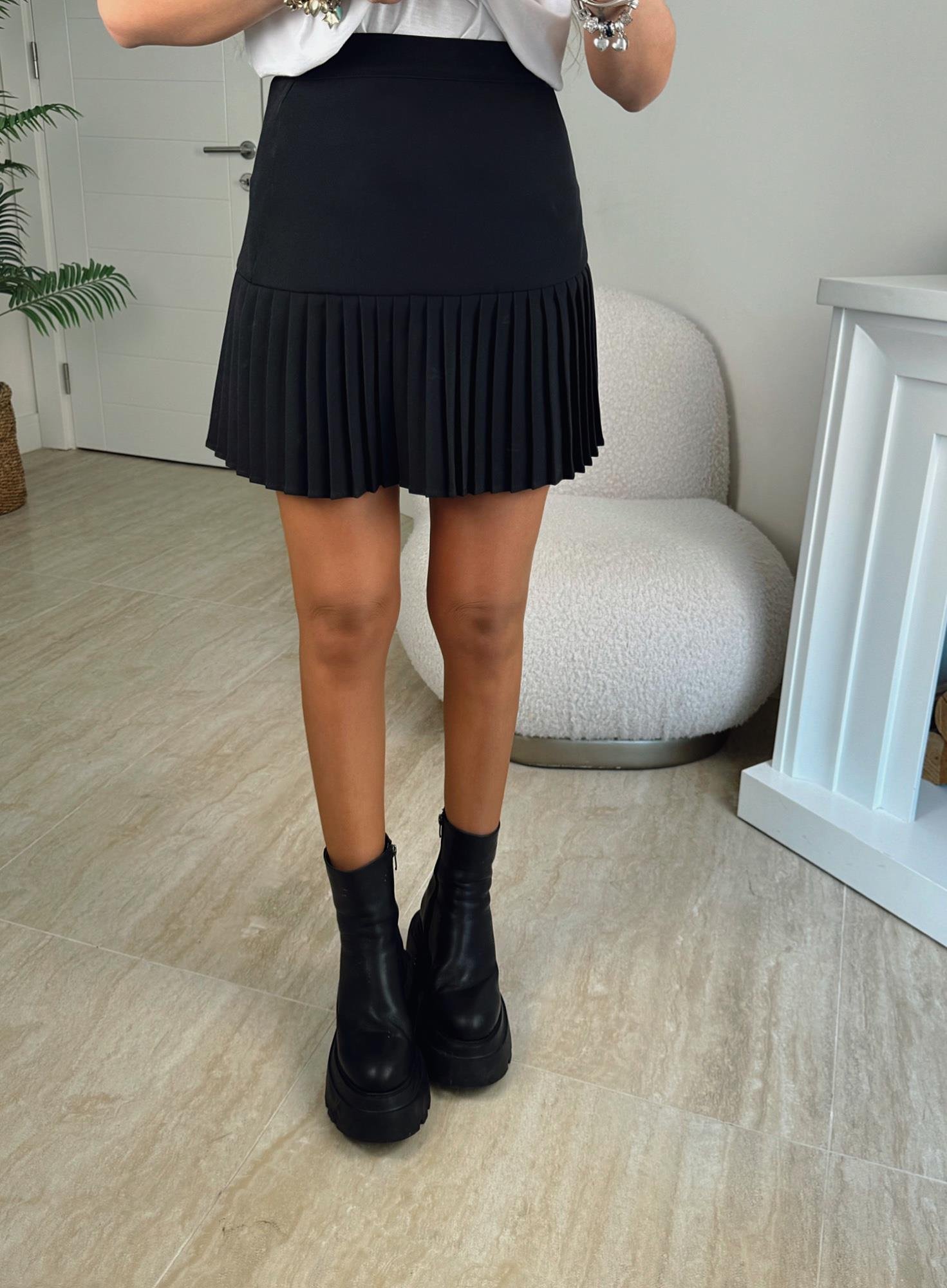Piliseli Siyah Crep Mini Etek