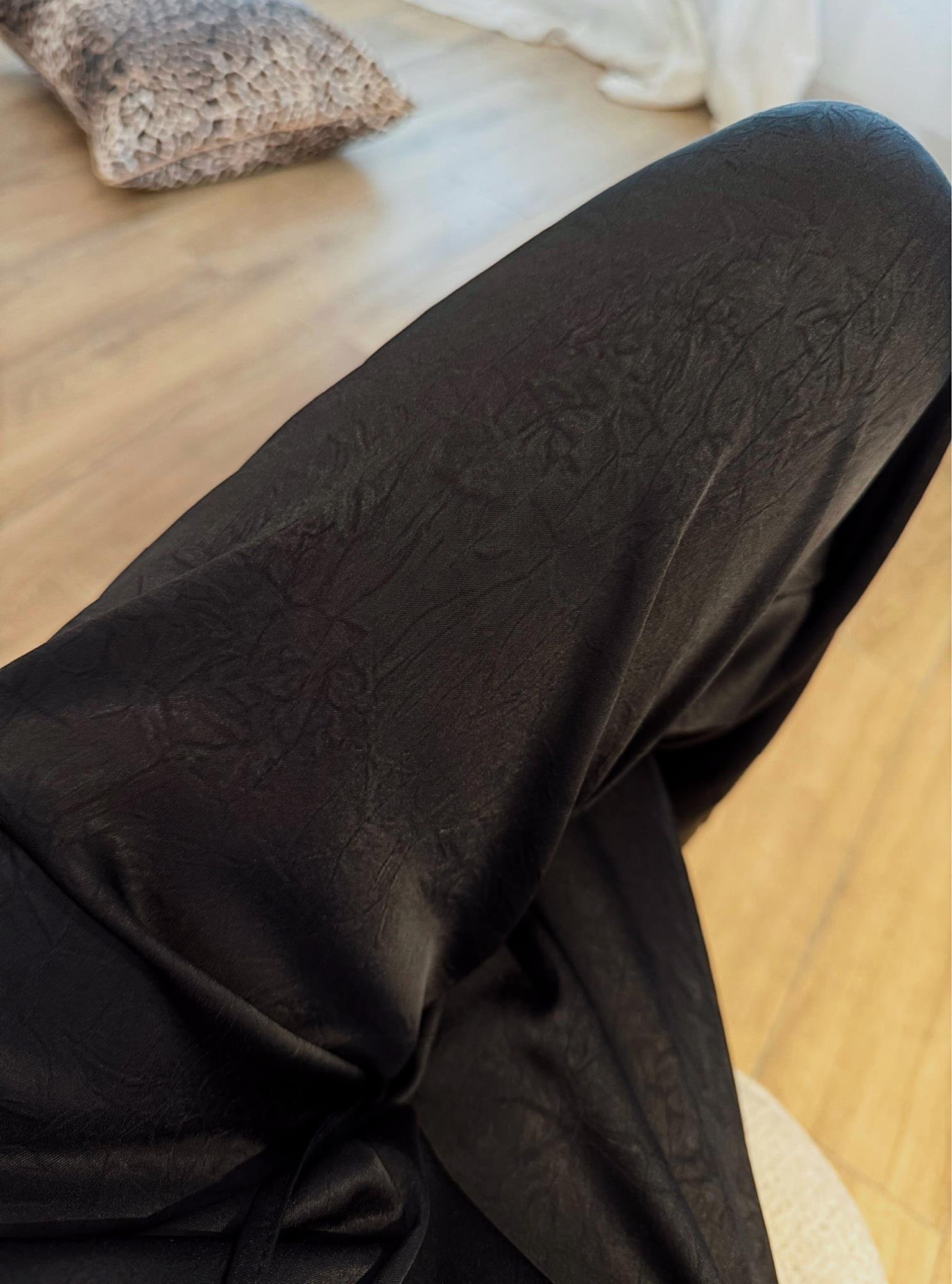 Premium Kendinden Desenli Saten Siyah Pantolon