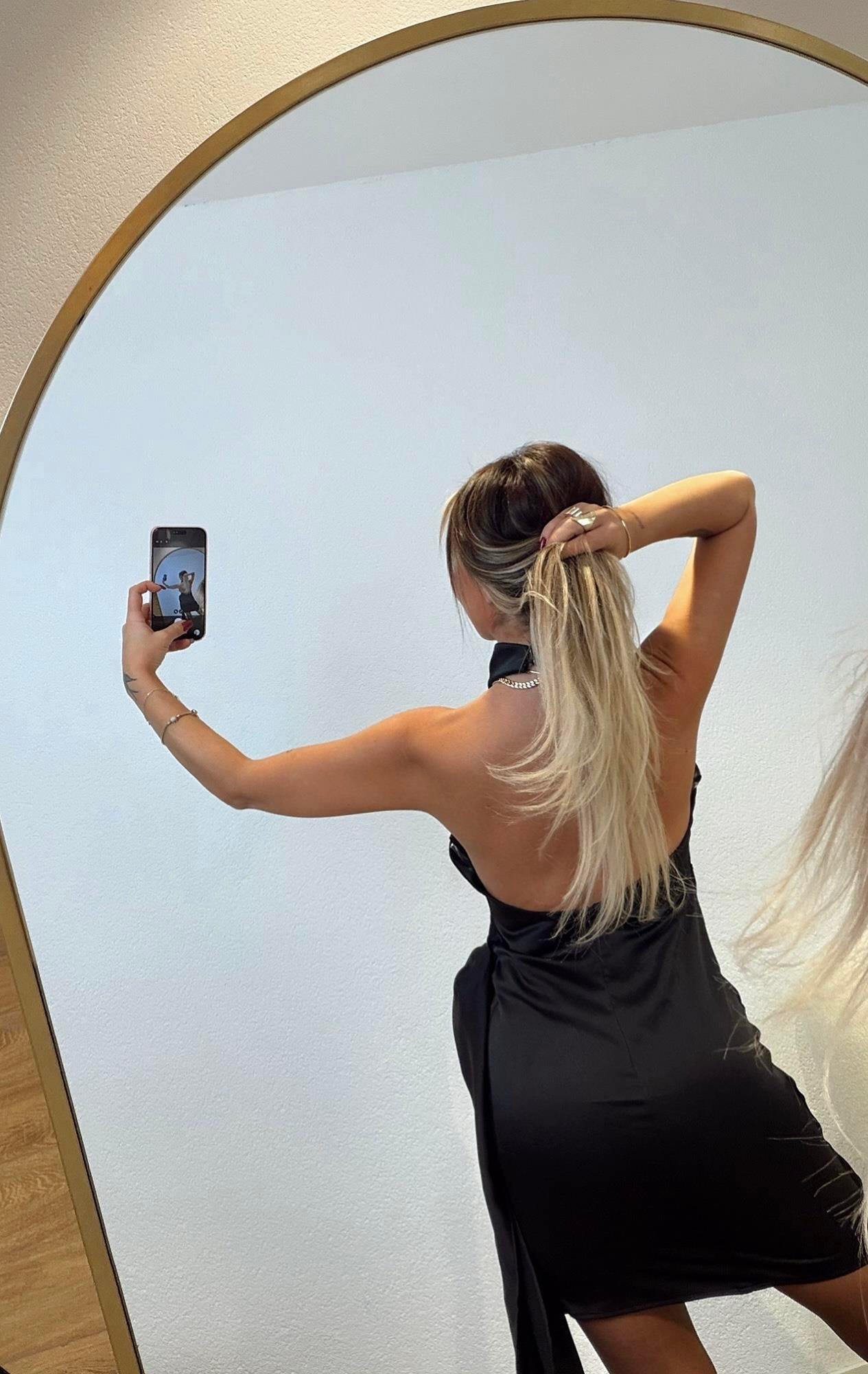 Sırt Dekolteli Bağlamalı Saten Mini Elbise