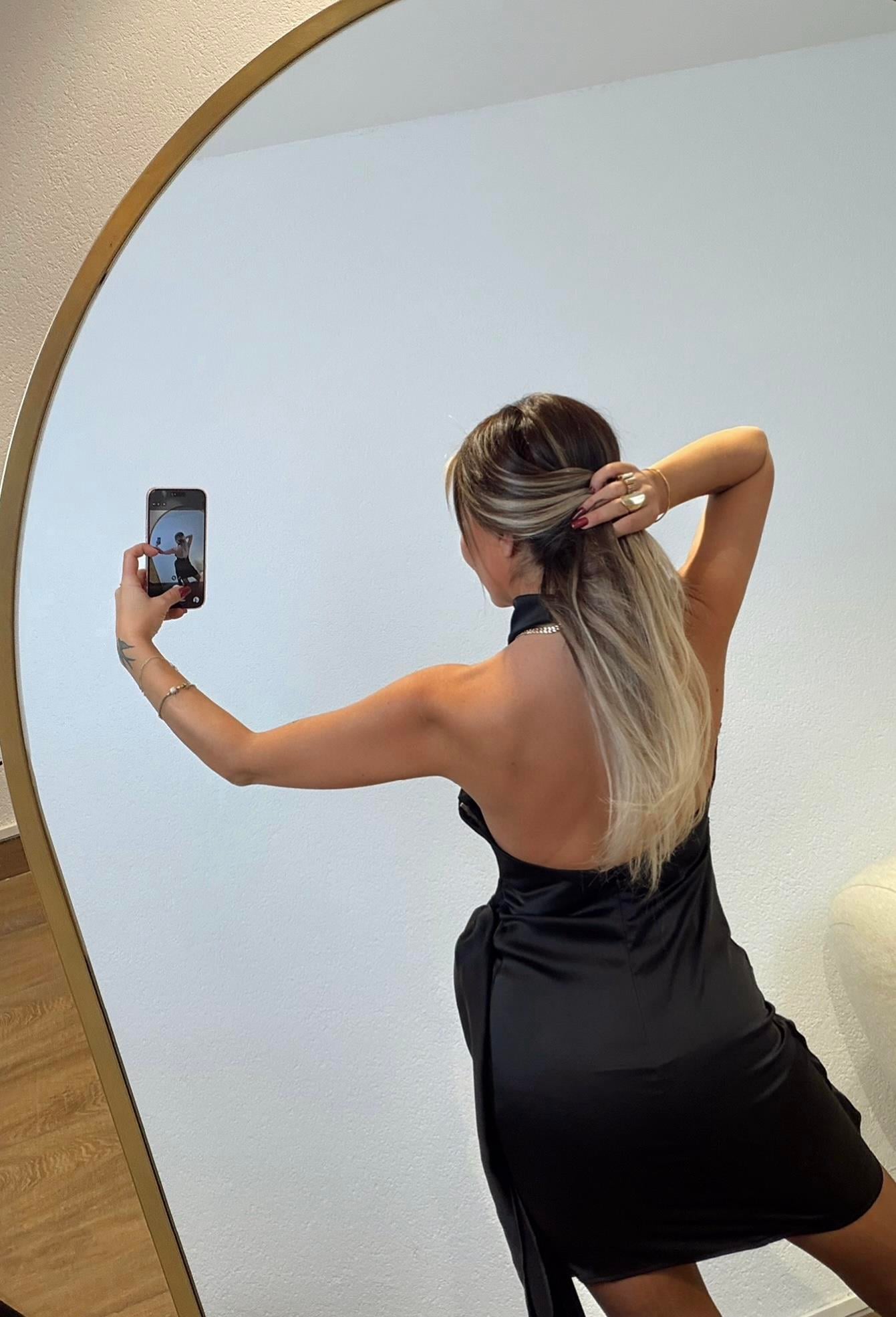 Sırt Dekolteli Bağlamalı Saten Mini Elbise