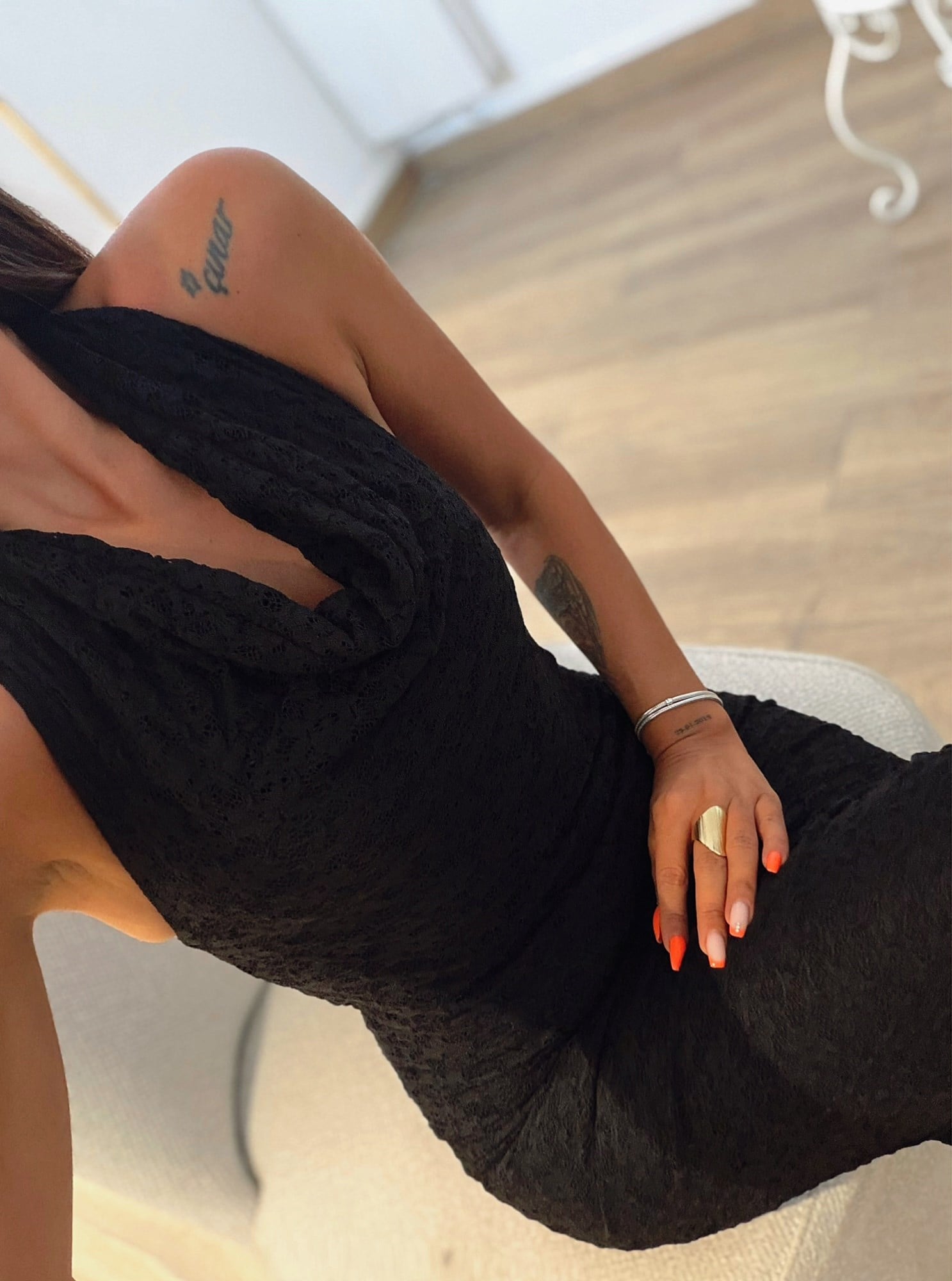 Sırt Dekolteli Degaje Yaka Siyah Dantel Midi Boy Elbise
