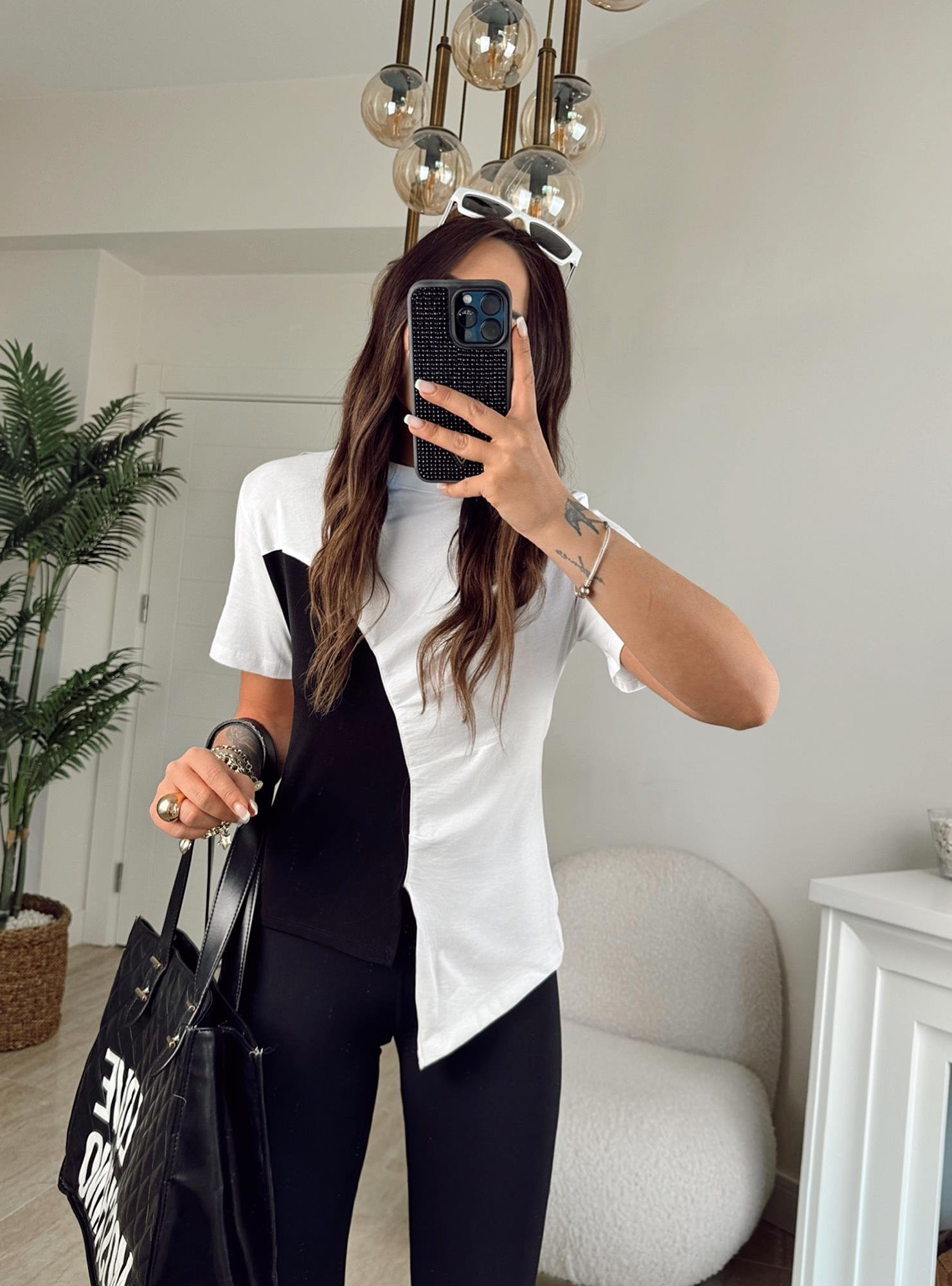 Siyah-Beyaz Pile Detaylı Tshirt