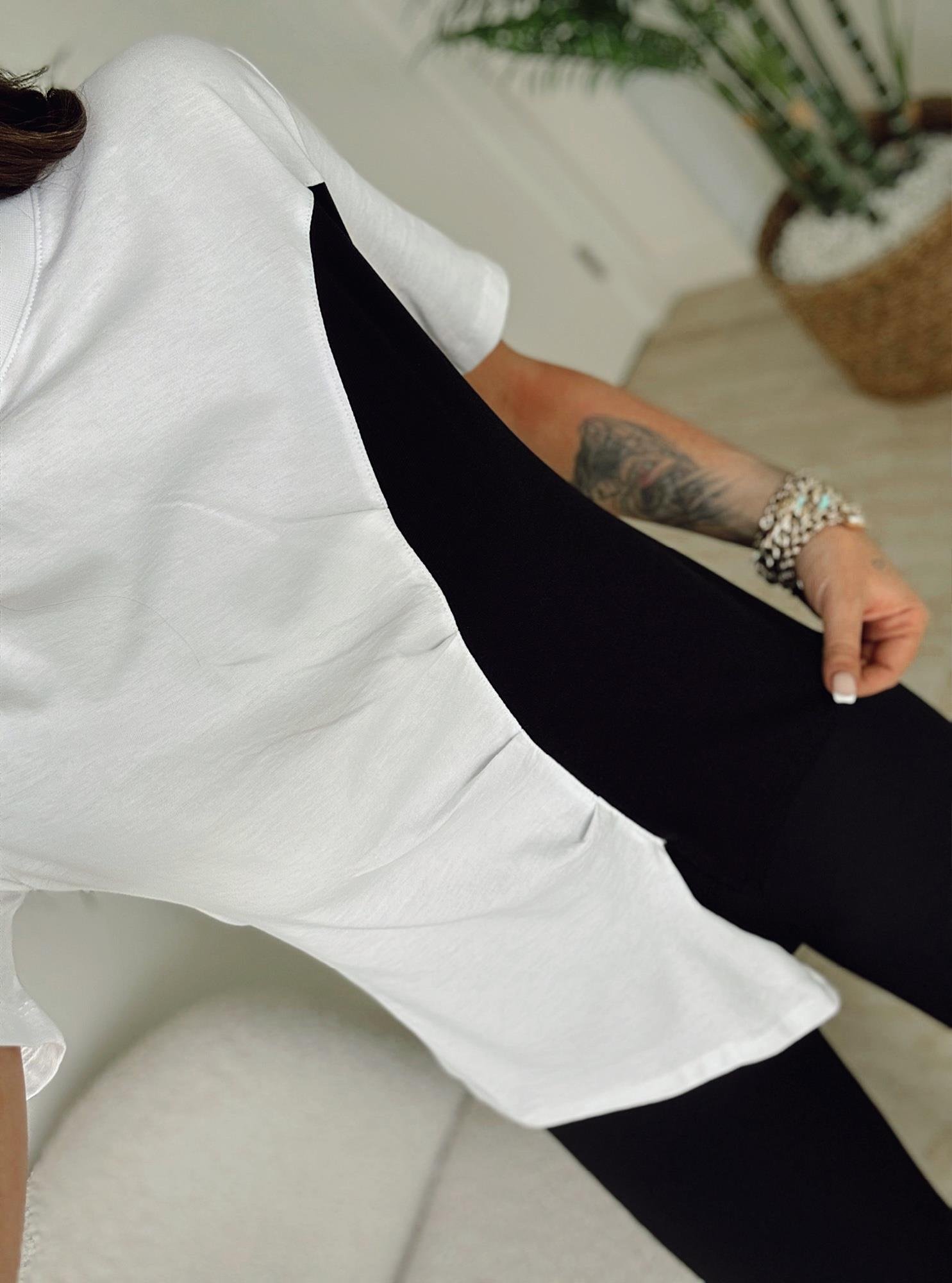 Siyah-Beyaz Pile Detaylı Tshirt
