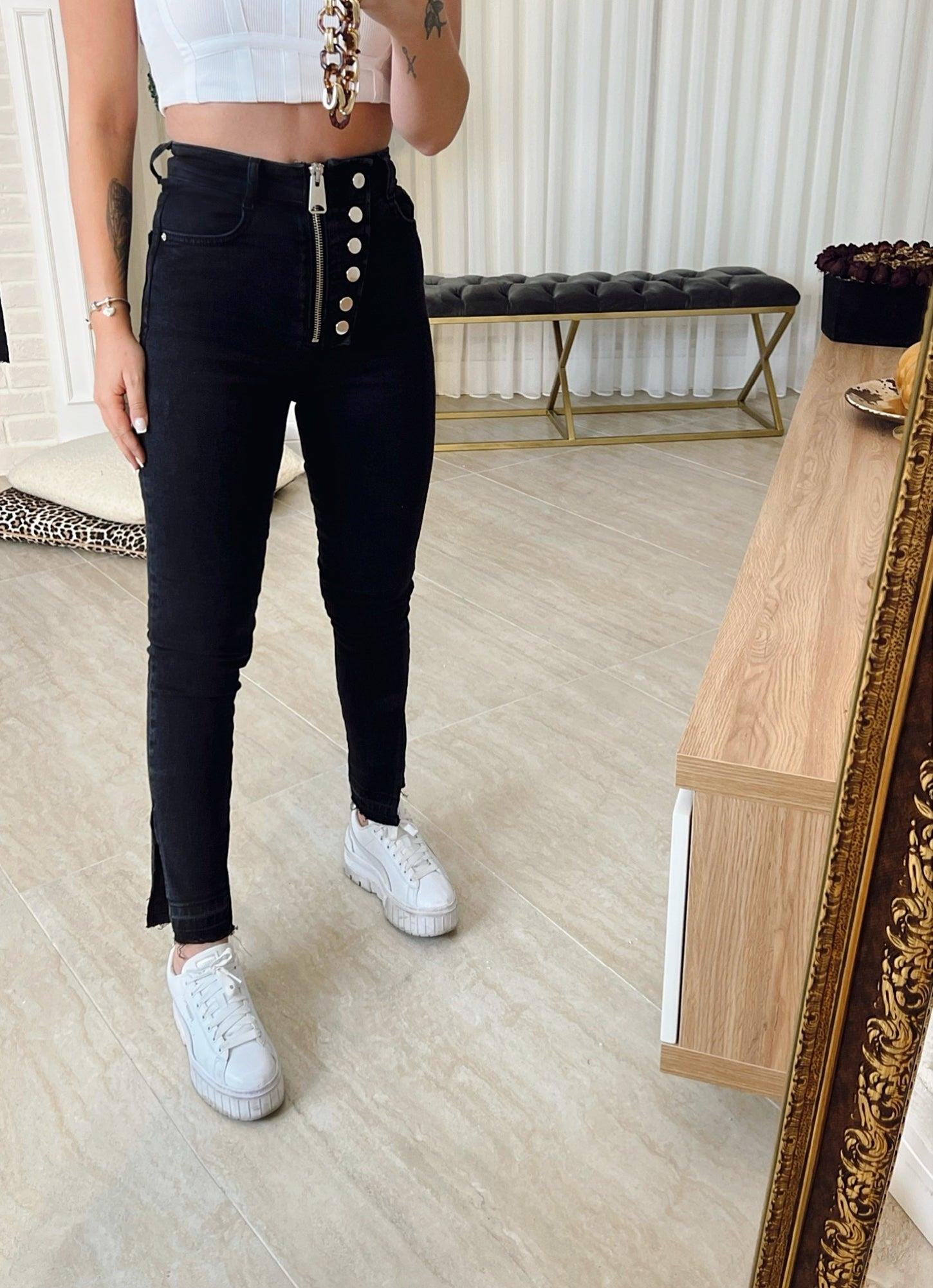 Siyah Düğme Detay Yanı Yırtmaçlı Jean